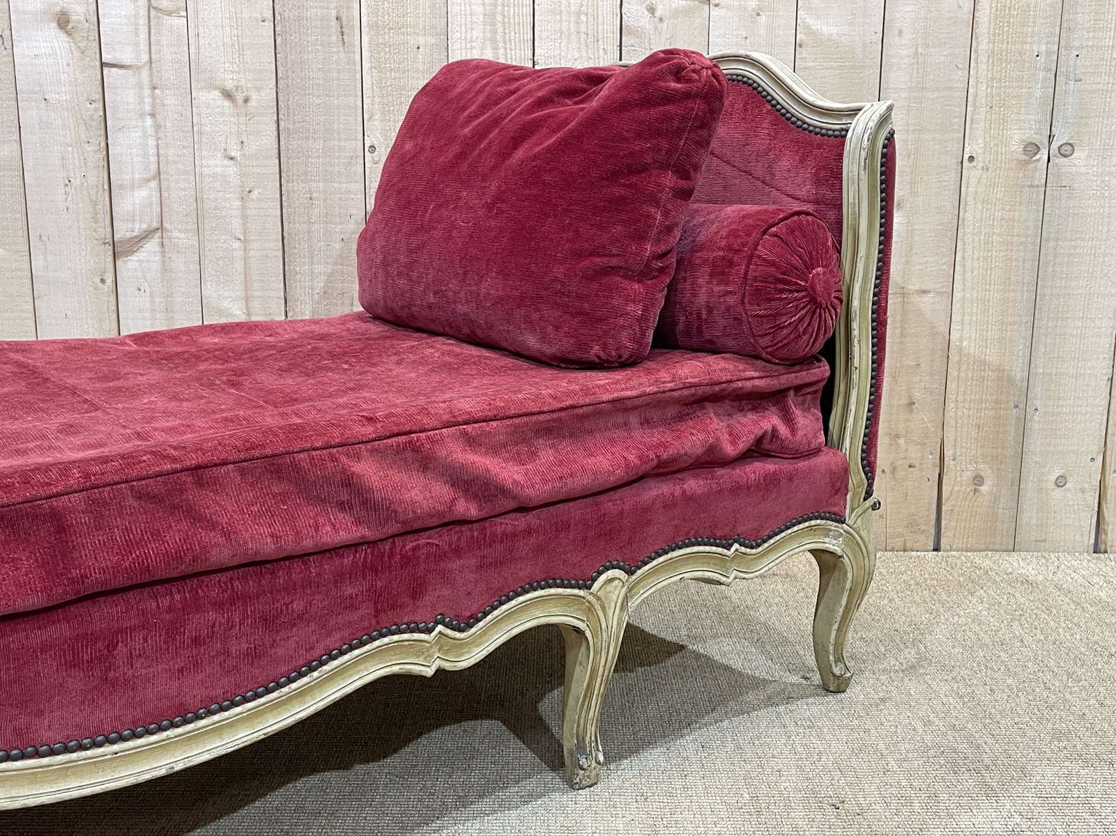 Louis XV style daybed in painted wood and covered with a red velvet