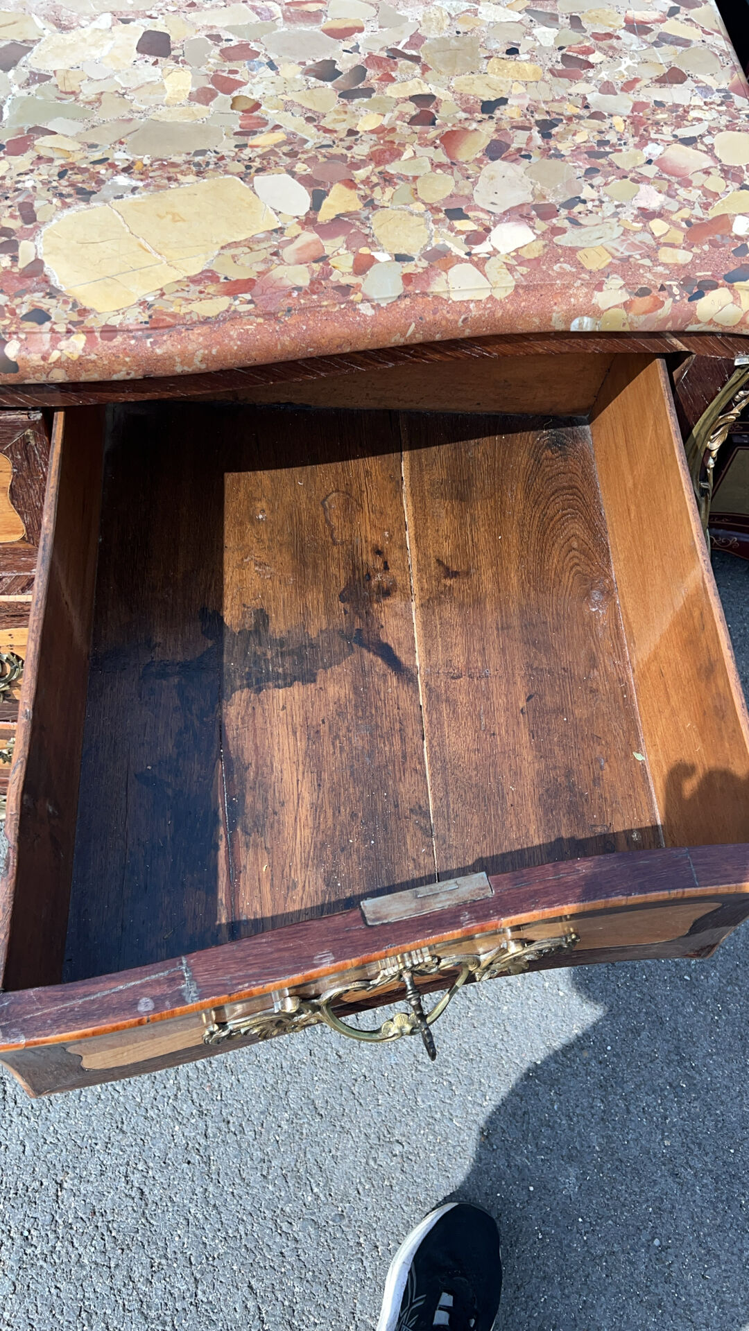 Commode tombeau Louis XV en marqueterie et marbre fin XIXe siècle