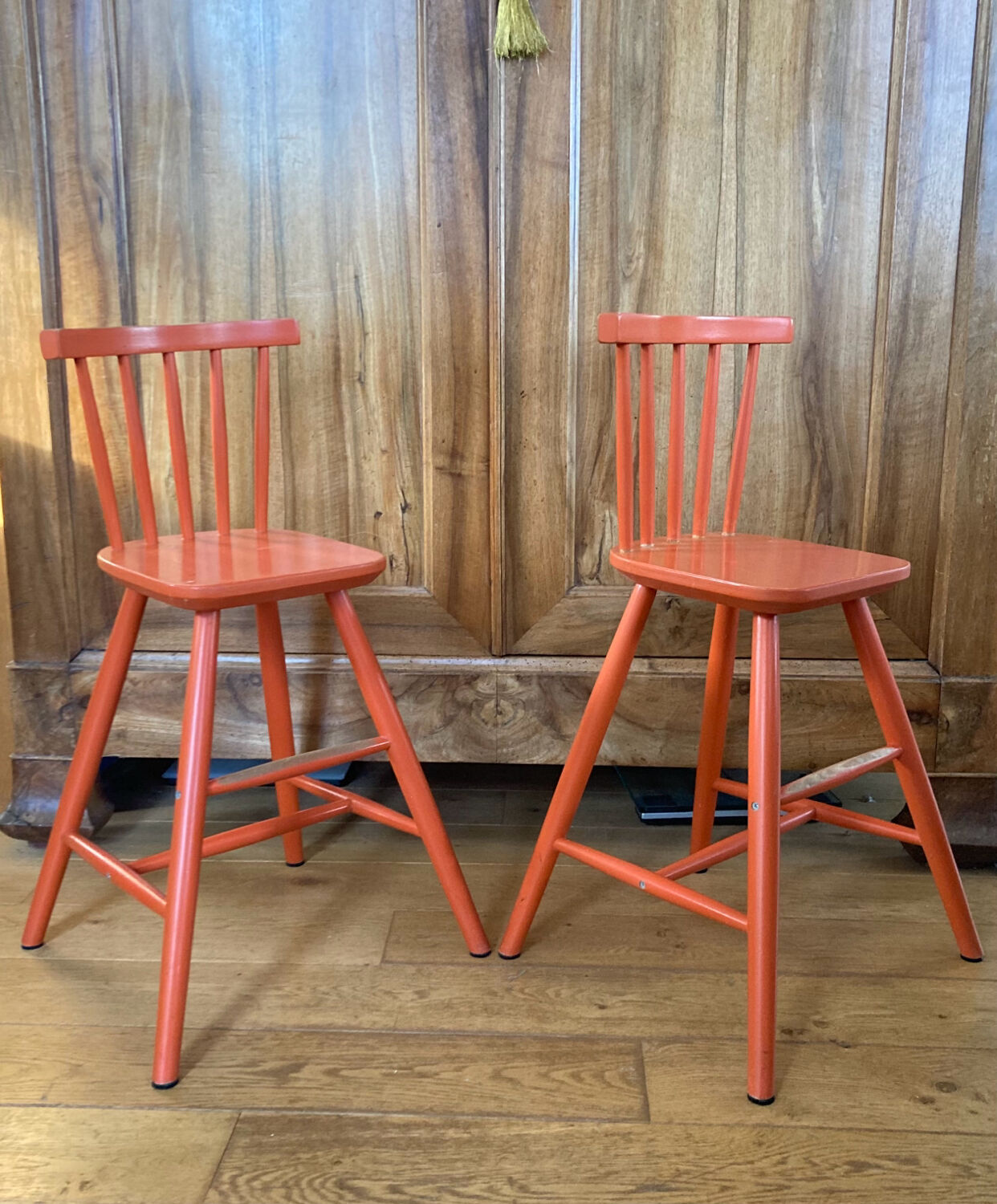 Vintage solid wood high chairs in Western style for children.