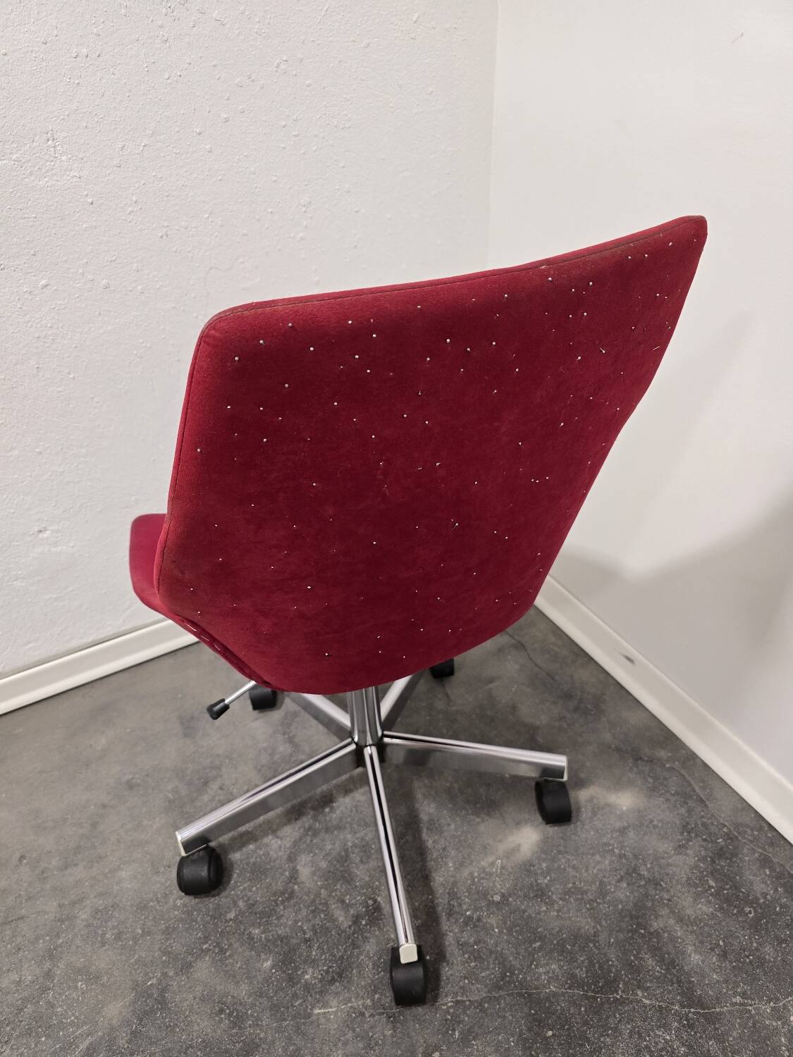 Chaise de bureau pivotante rouge des années 1970