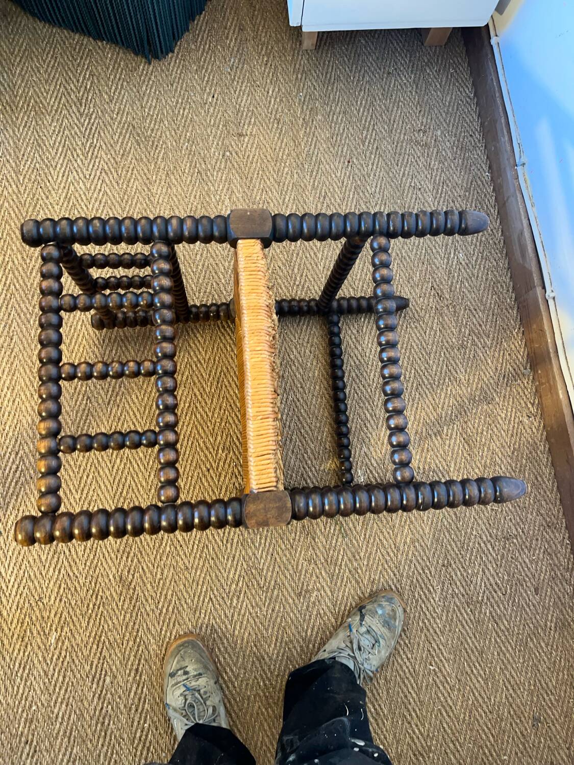 Corner chair in turned wood and straw