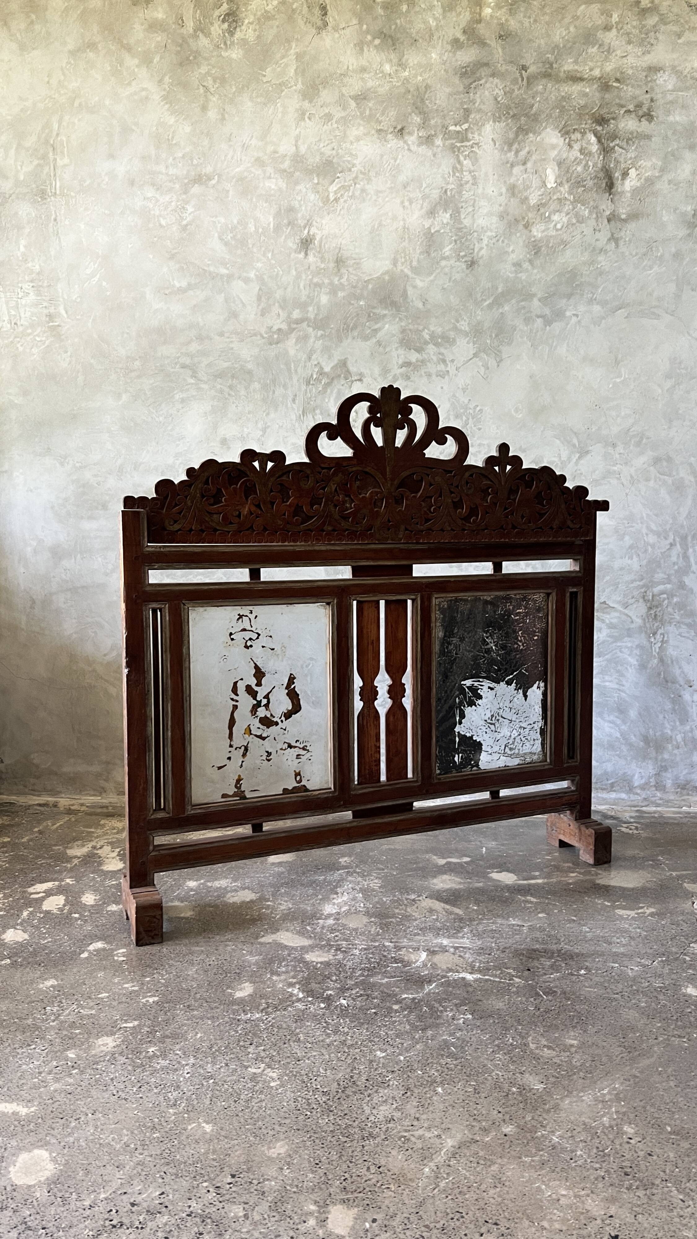 Small Indonesian screen in carved wood H:104 L:106