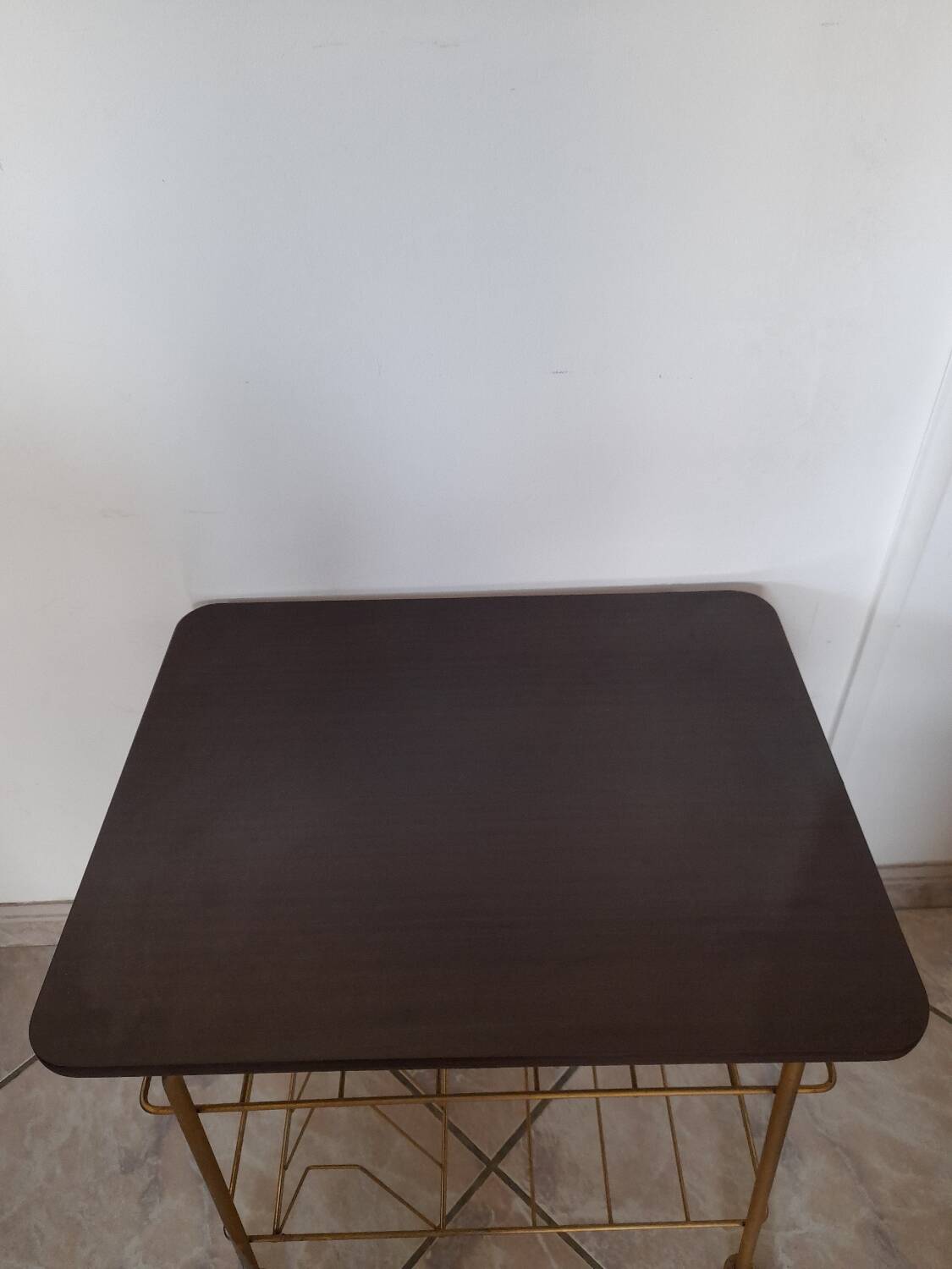 Table roulante - porte-vinyle en formica et métal doré