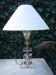 Lampe à poser pied verre Altuglas et un abat-jour en plastique tressé