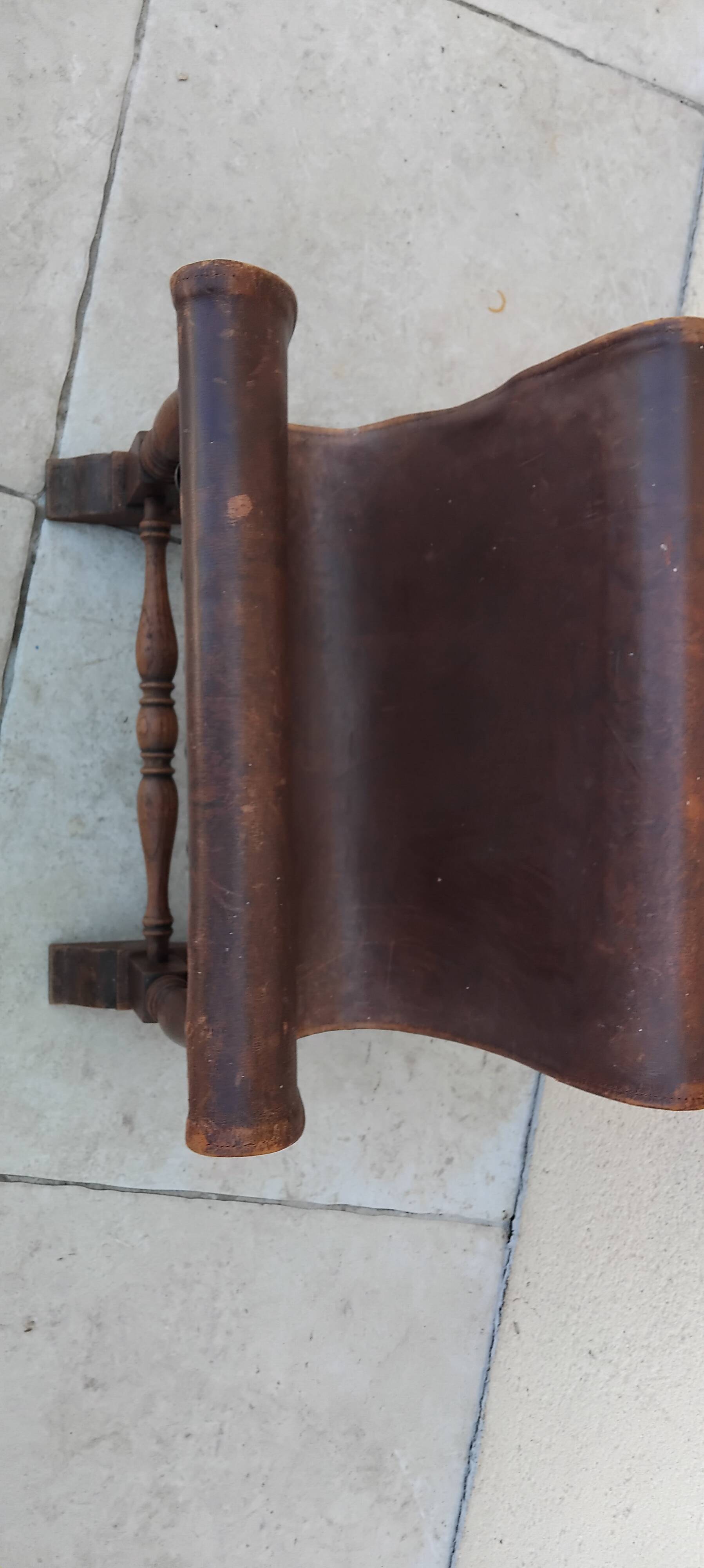 Vintage magazine rack in oak and antique leather