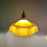 Trio de suspensions Art Déco en opaline colorée, années 1930