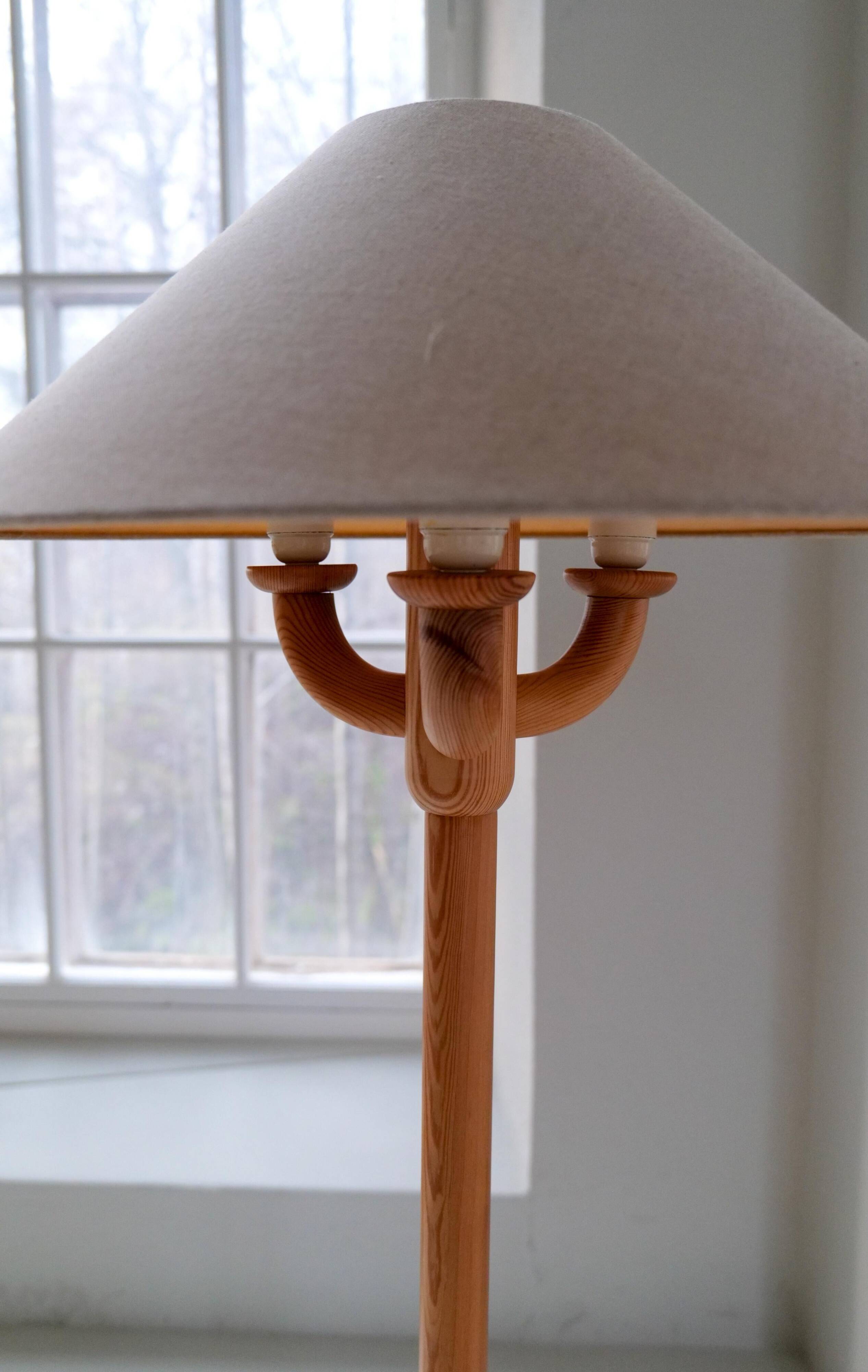 Sculptural modern floor lamps in pine, Sweden 1970s.