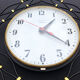 Horloge murale moderniste ORTF en fer laqué, verre et laiton - France 1960