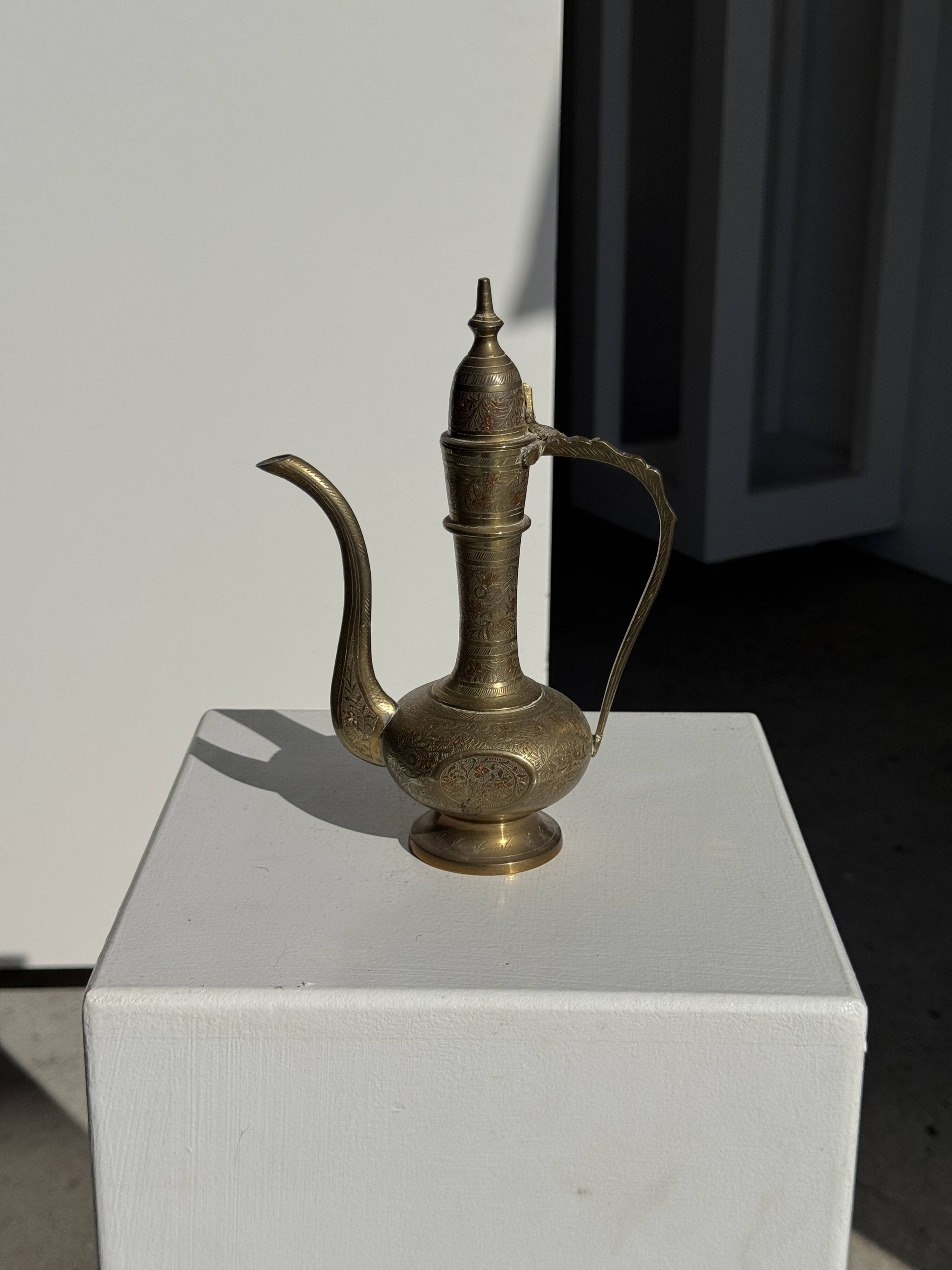 Verseuse gravée orientale en laiton doré H22