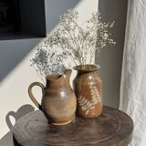 Carafe en grès du Berry beige à frises et motifs géométriques quadrillés
