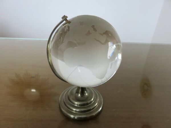 Petit globe terrestre, en cristal, années 70