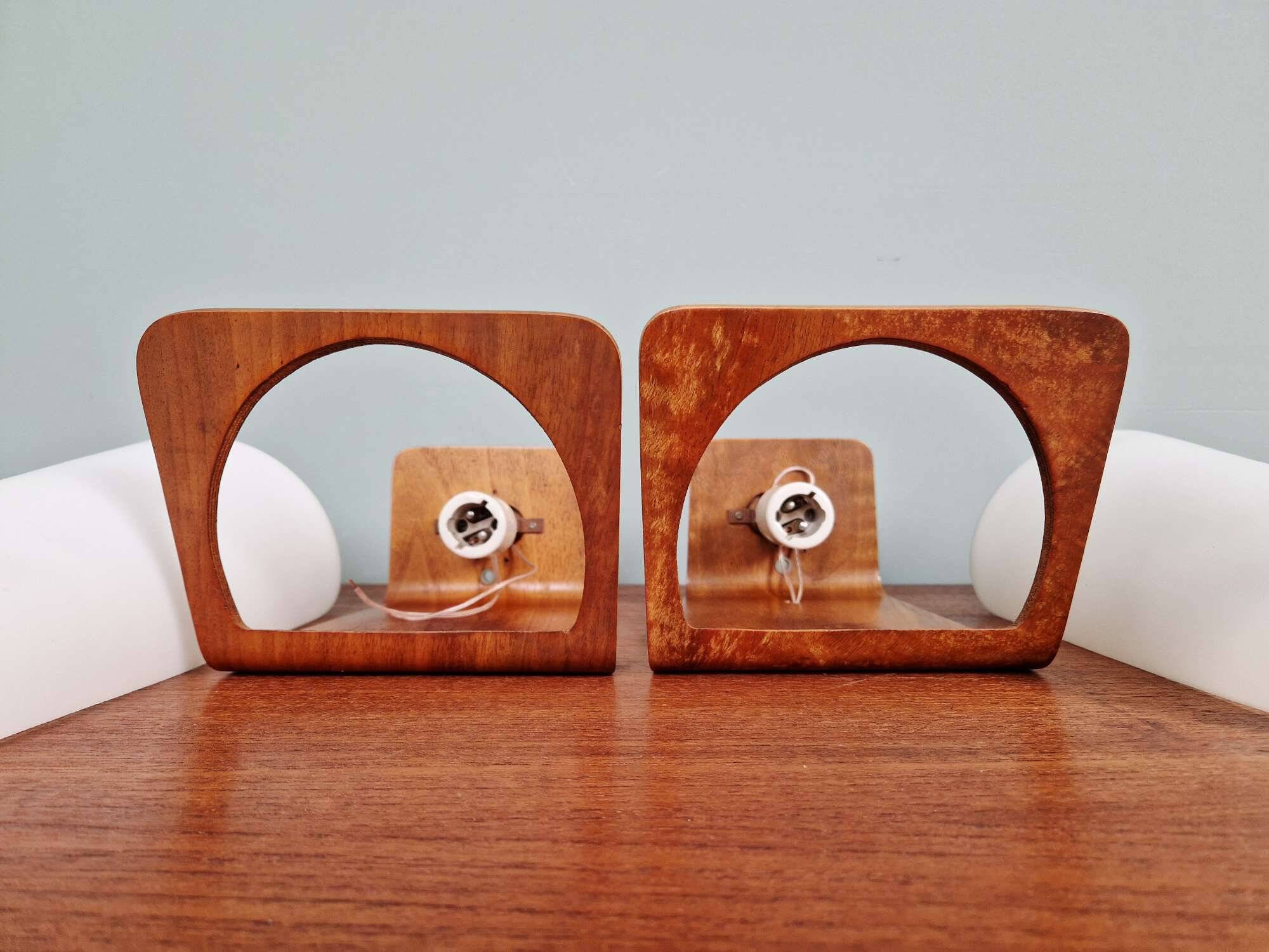 Paire d'appliques Philips en teck et opaline, design Louis Kalff, 1950