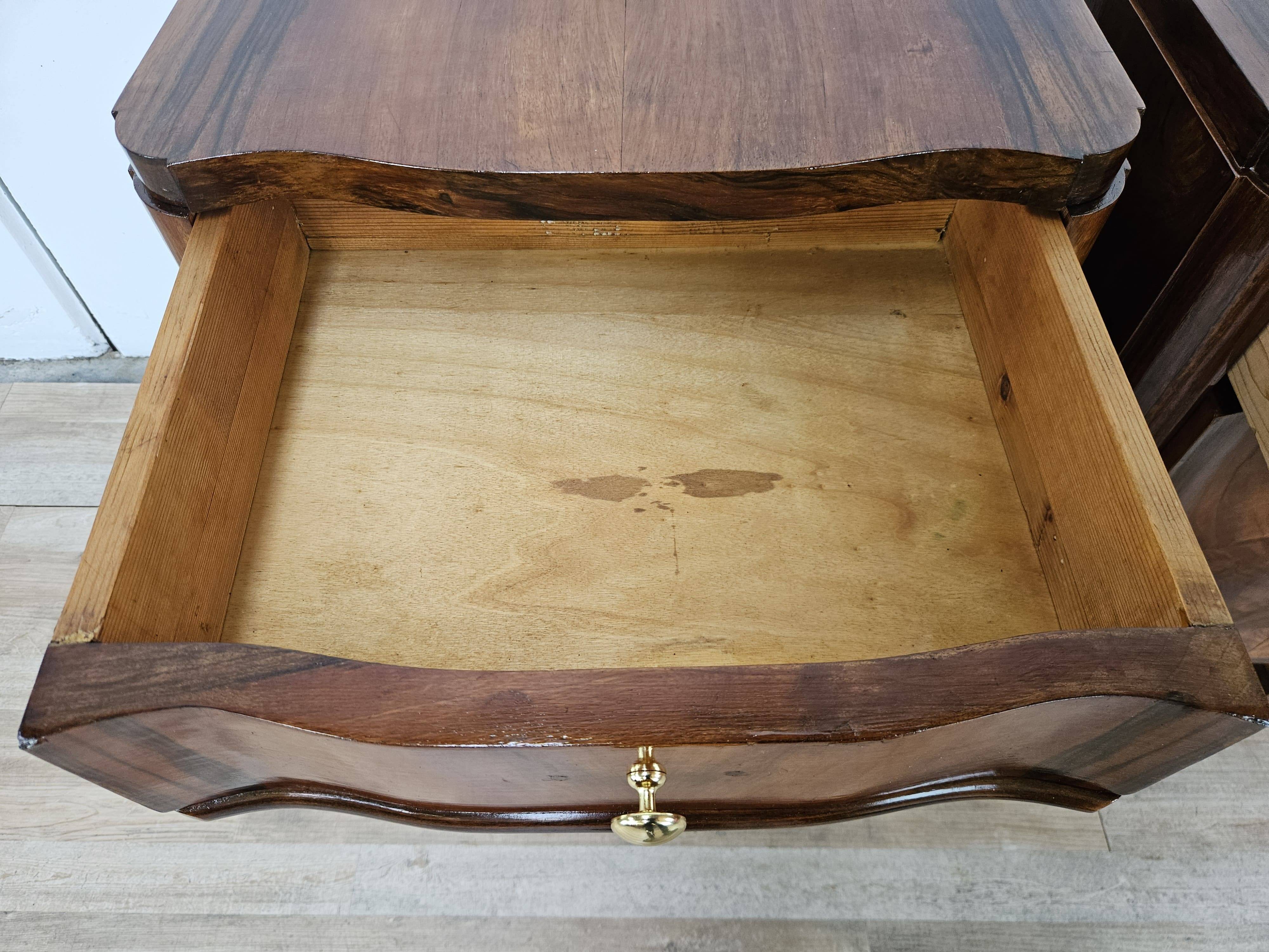 Art Decò bedside tables in walnut burl with brass knobs