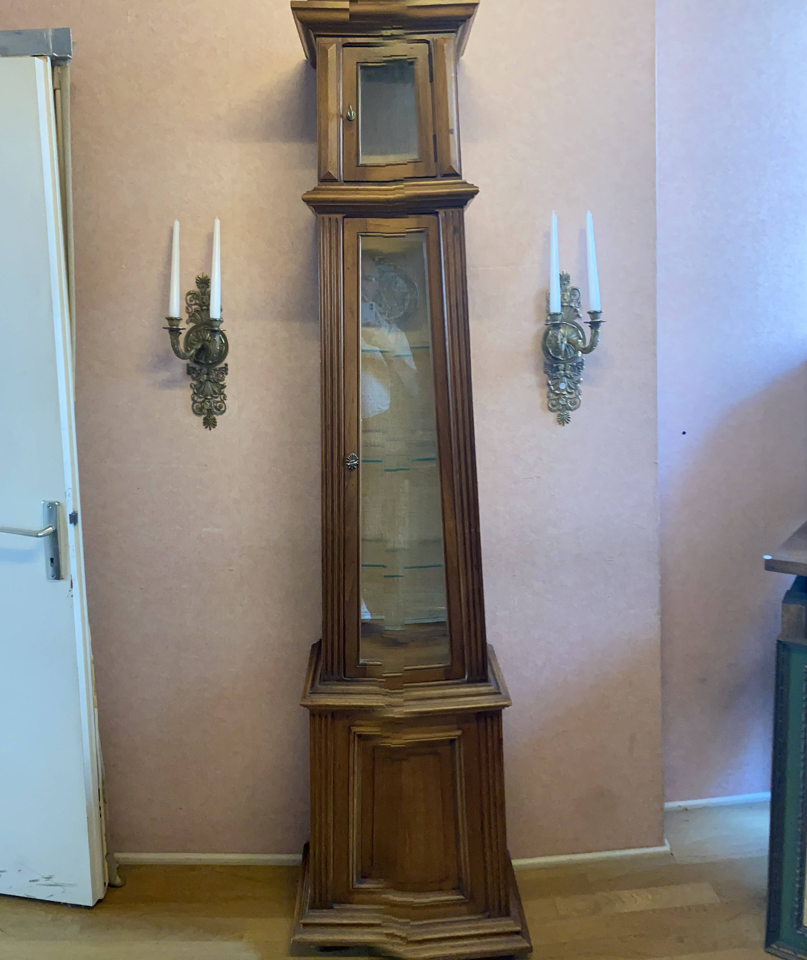 Walnut showcase, grooved uprights, 4 glass shelves