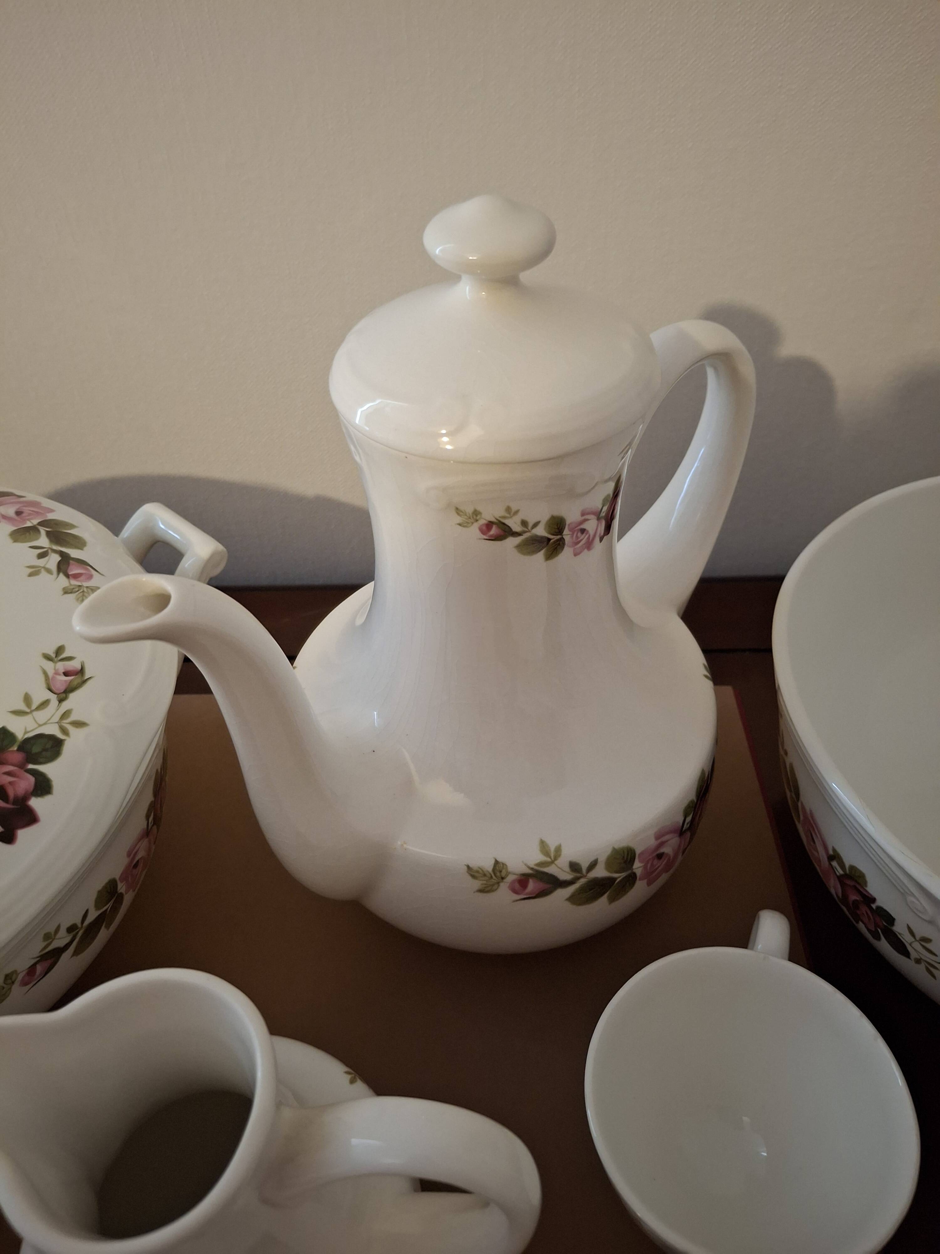 Vintage tableware service in Gien earthenware, "Champs" model with roses – An