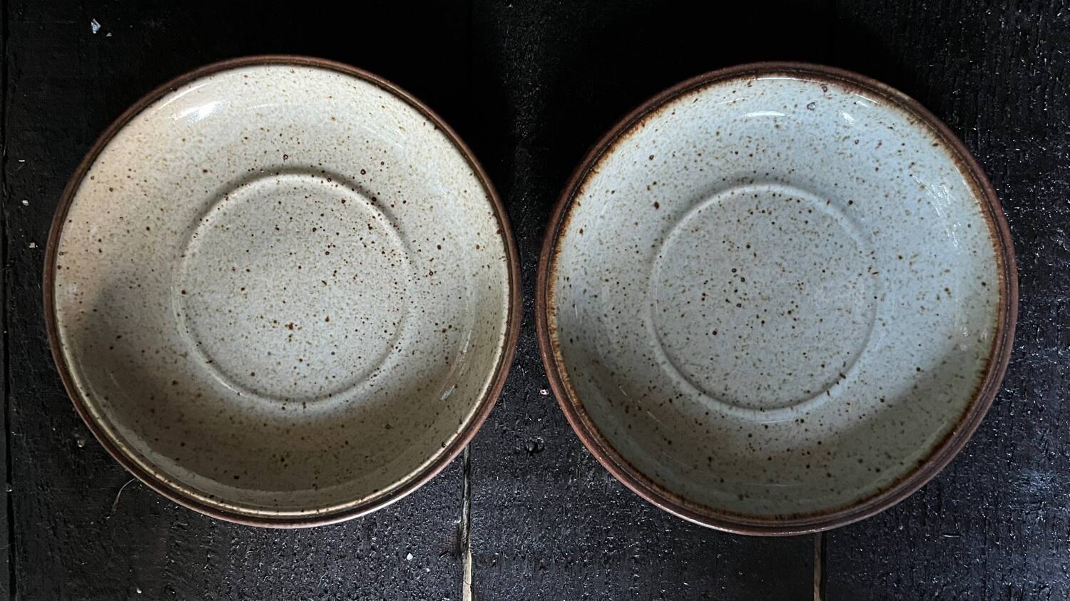 Lot de 2 assiettes à dessert signées Austruy