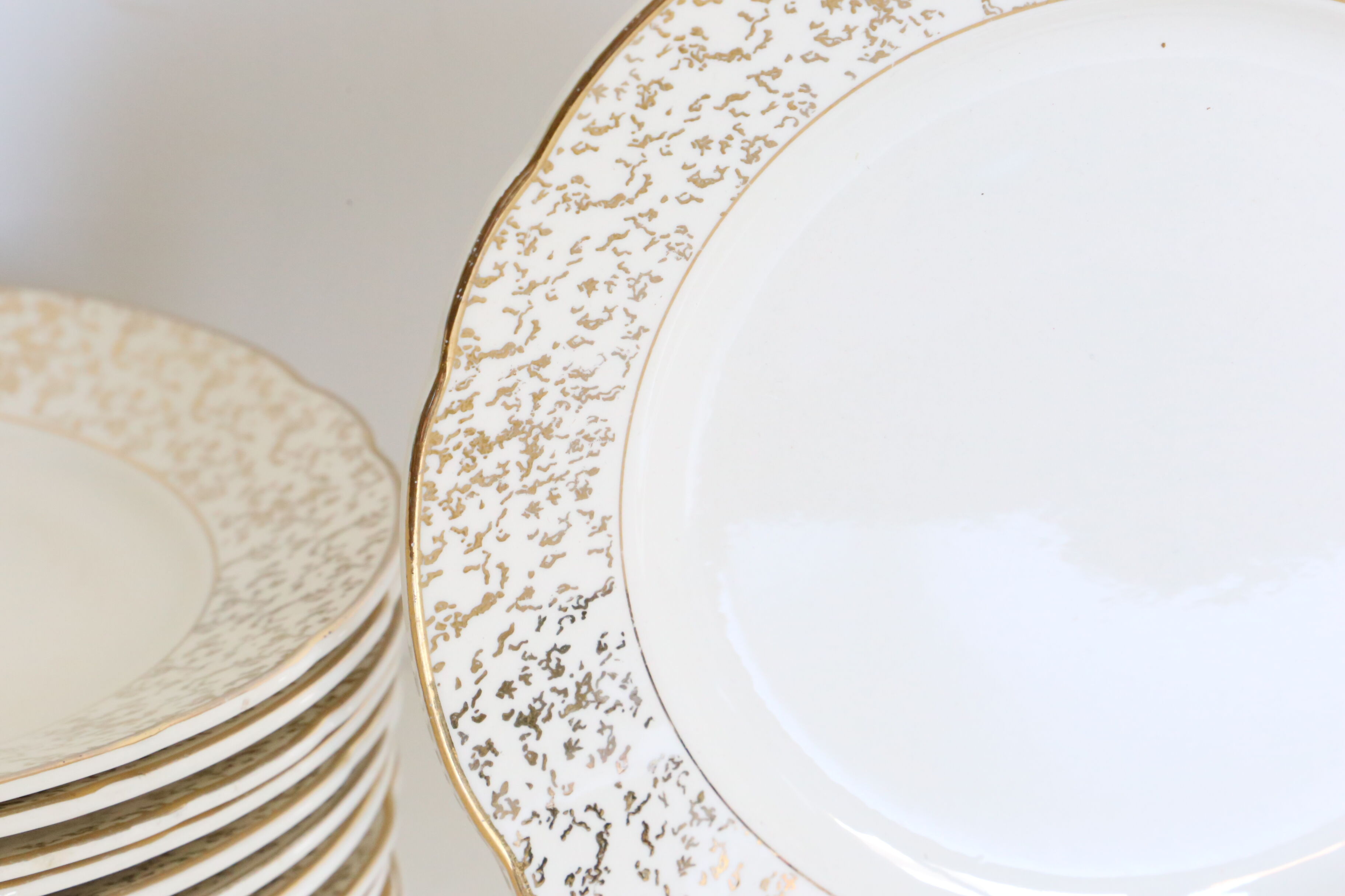 Villeroy and Boch flat plate service, batch of 12 plates, vintage, ceramic, white, gold, parties, vintage, chic