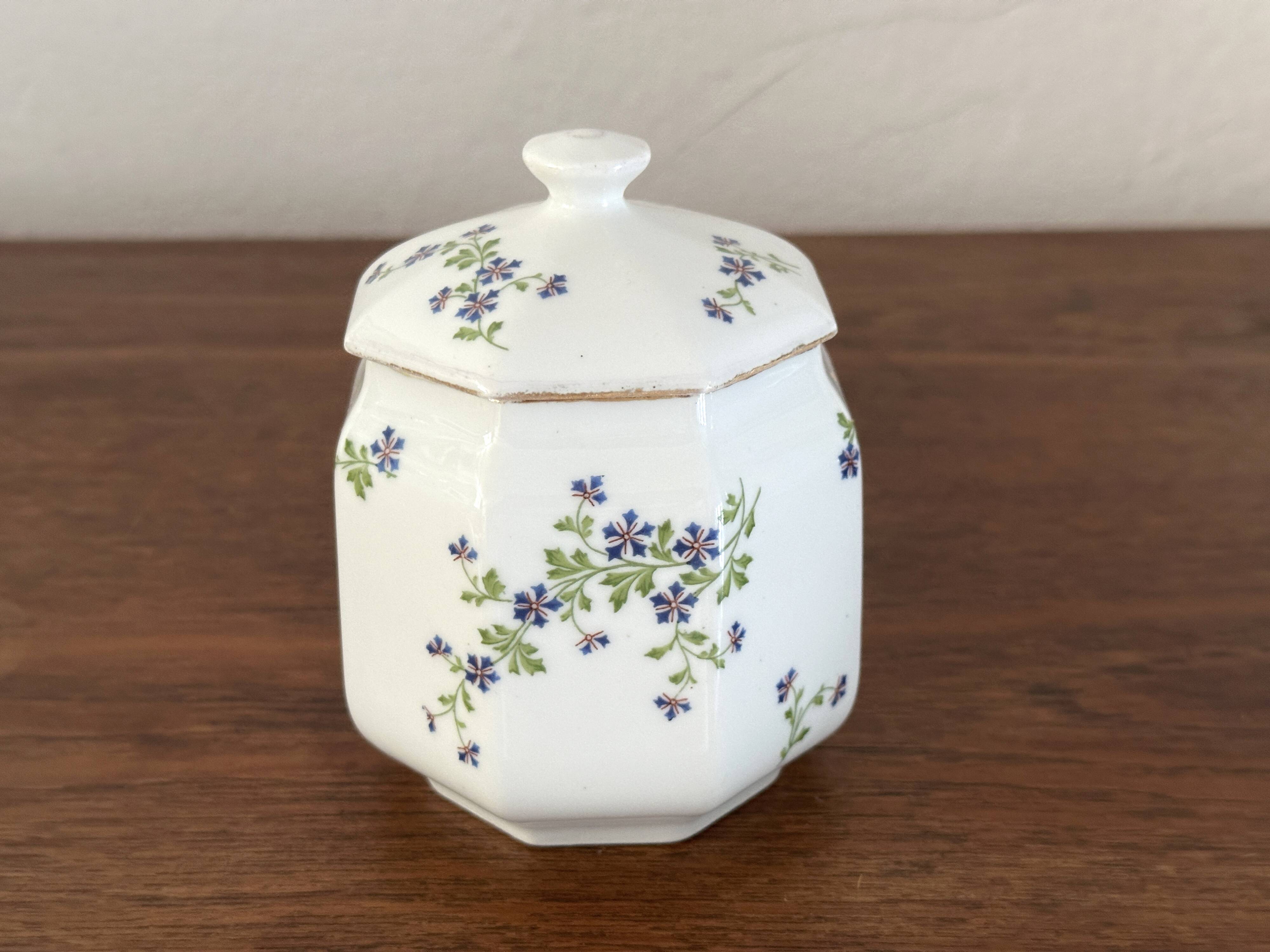 Sugar bowl / sweet jar in Limoges porcelain by Bernardaud with a barb decoration.