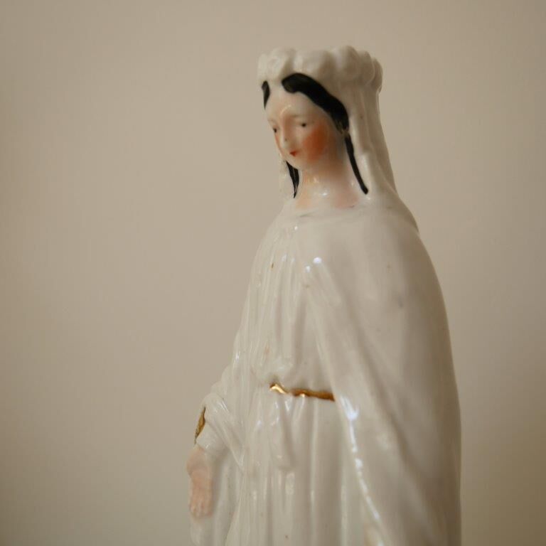 Statue de la Vierge Marie en porcelaine