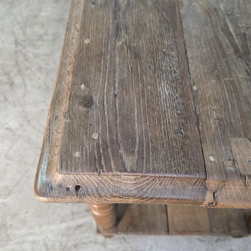 Beautiful 19th-century draper's table in oak with six fluted legs.