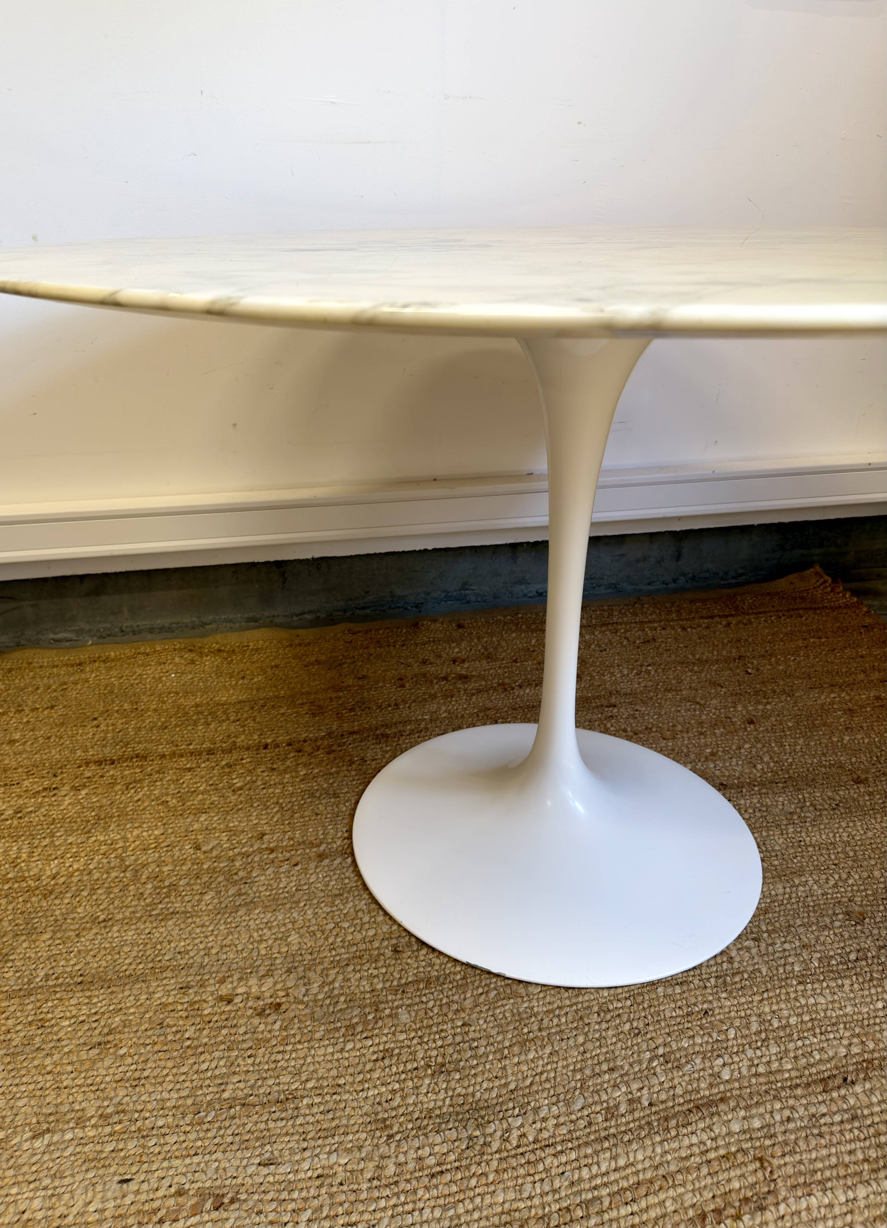 Tulip Knoll International Table by Eero Saarinen – Round marble top