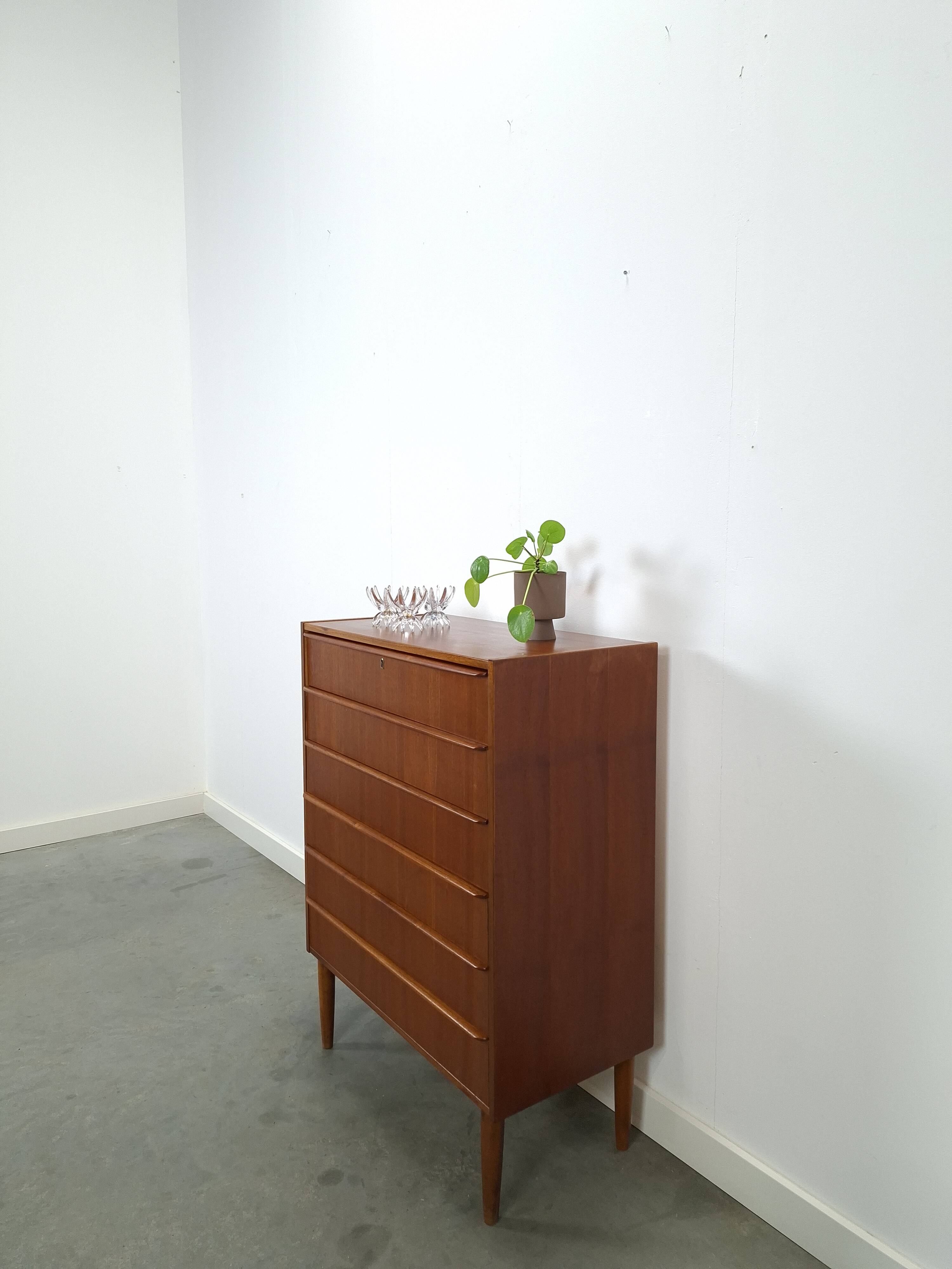 Commode en teck en provenance du Danemark avec 6 tiroirs.
