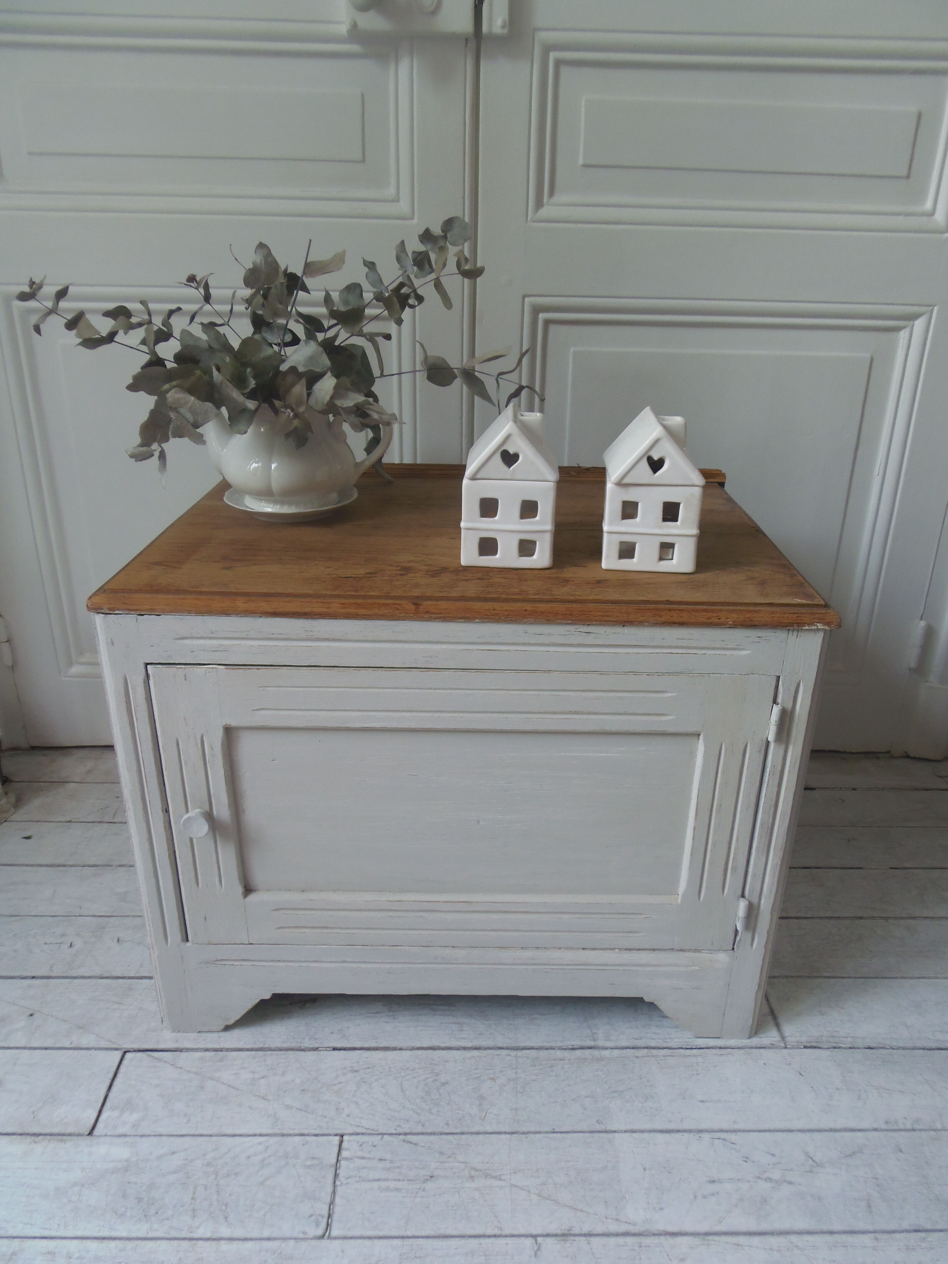 Storage furniture, bedside, pearl grey patinated sofa end, oak tray.