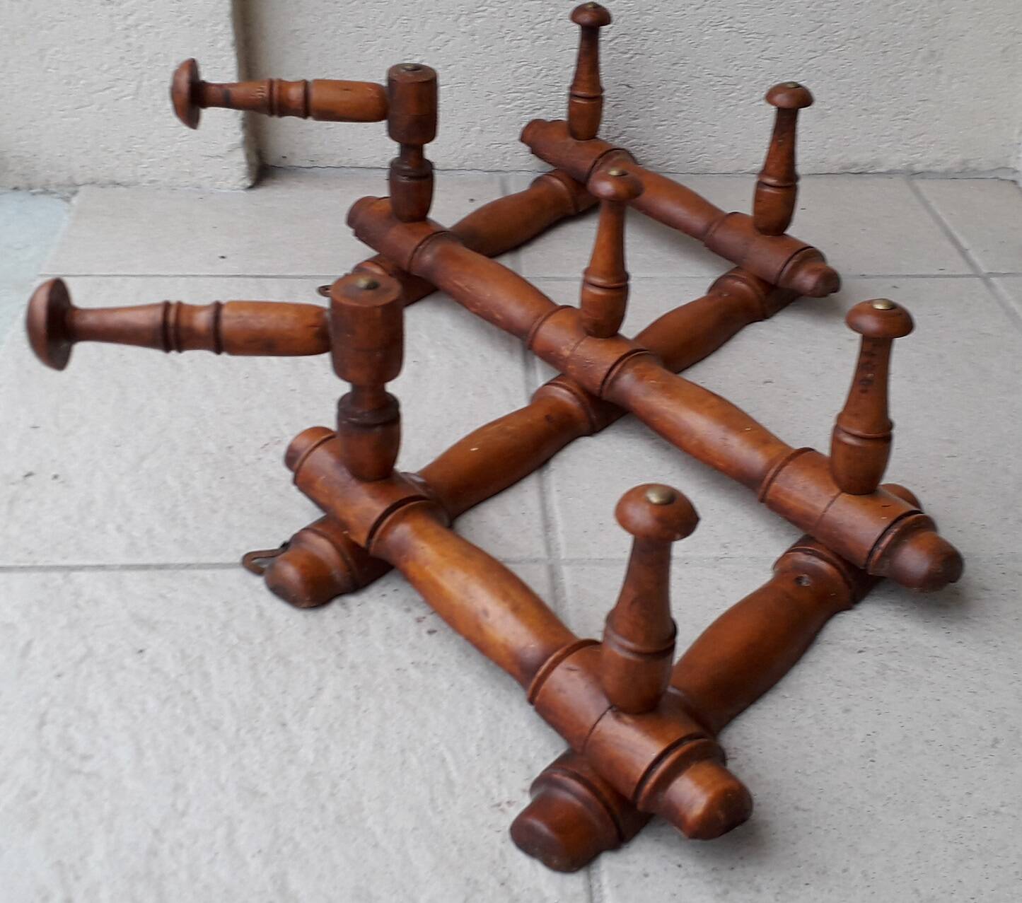Extendable wooden coat rack