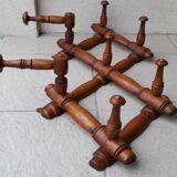 Extendable wooden coat rack