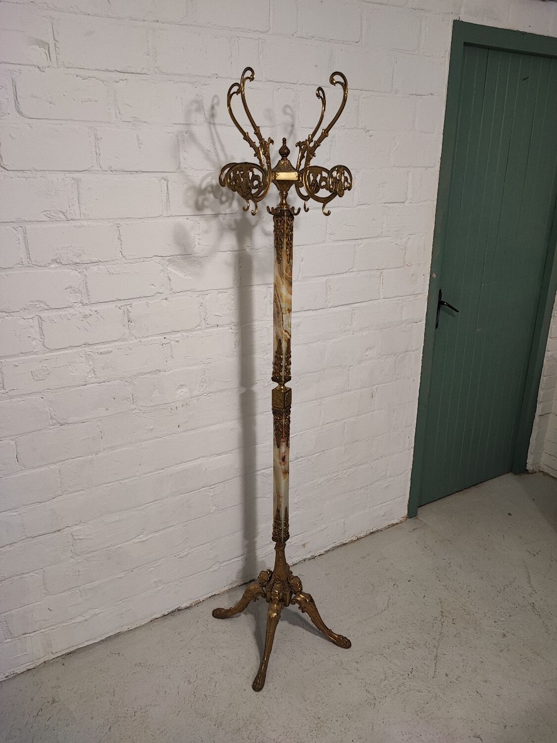 Coat rack on foot in onyx and bronze marble
