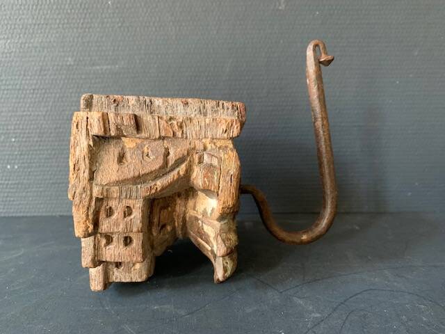 Wall hook in hand-carved wood and iron, antique, India, 1920