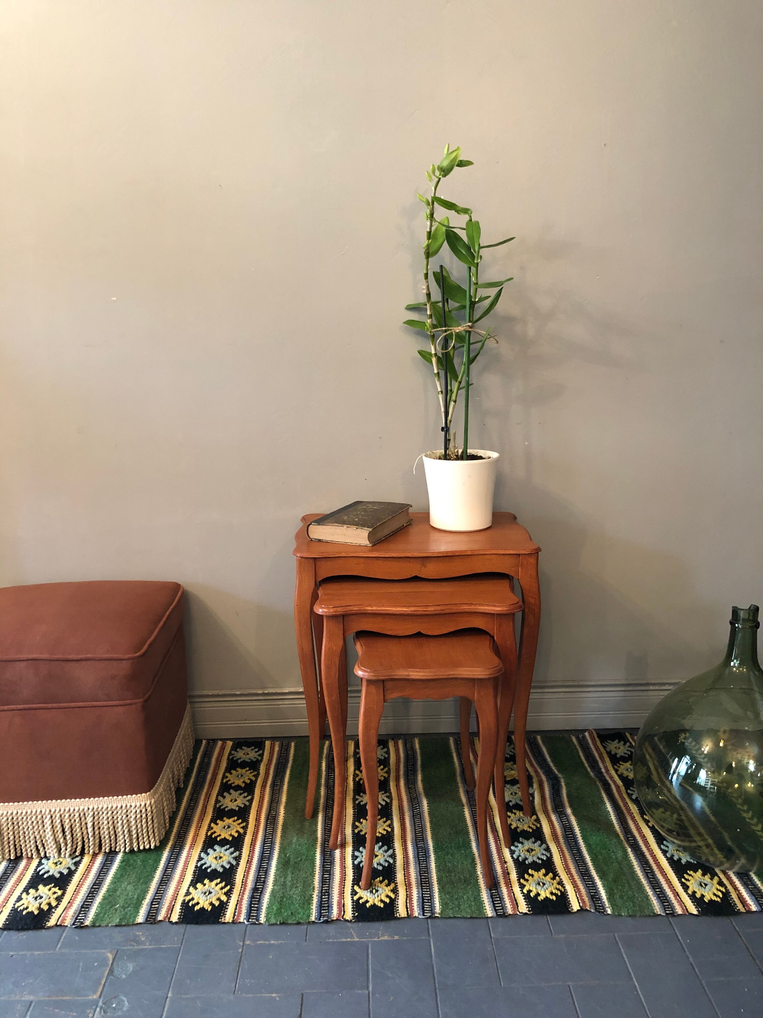 Duo of old pink poufs with fringes