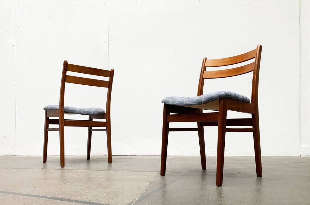 Set of chairs with a minimalist pattern, 1960s