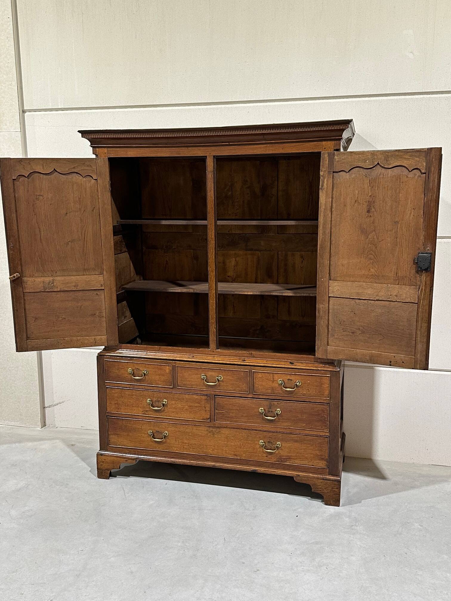 18th Century oak welsh cupboard