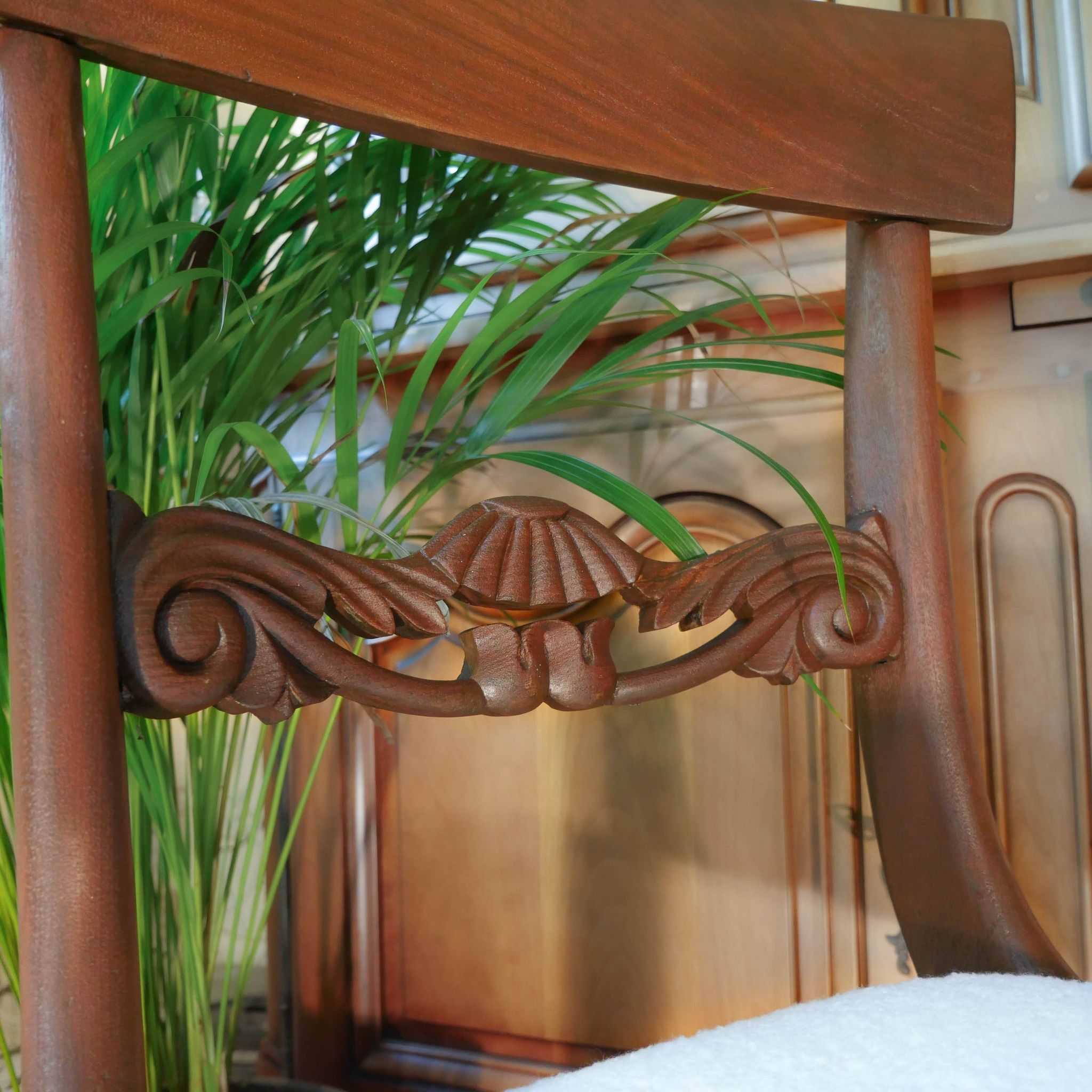 Paire de chaises anglaise style régence, tissu bouclette blanc