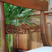 Paire de chaises anglaise style régence, tissu bouclette blanc