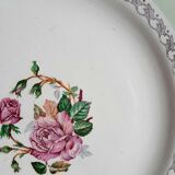 Assiettes plates anciennes dépareillées en faïence accompagnées d'un plat creux