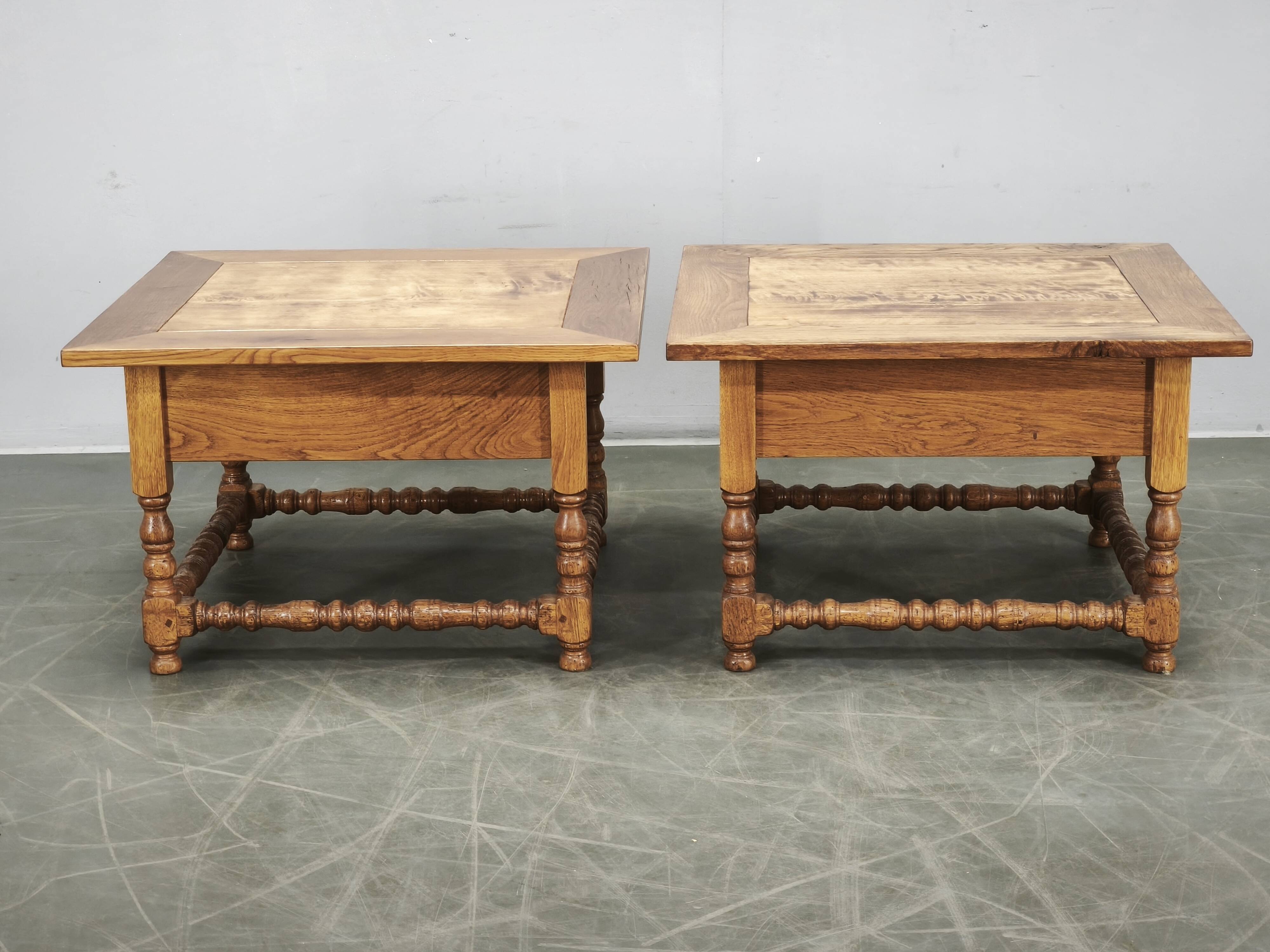 Paire de grandes tables de nuit en chêne massif européen, années 1980.