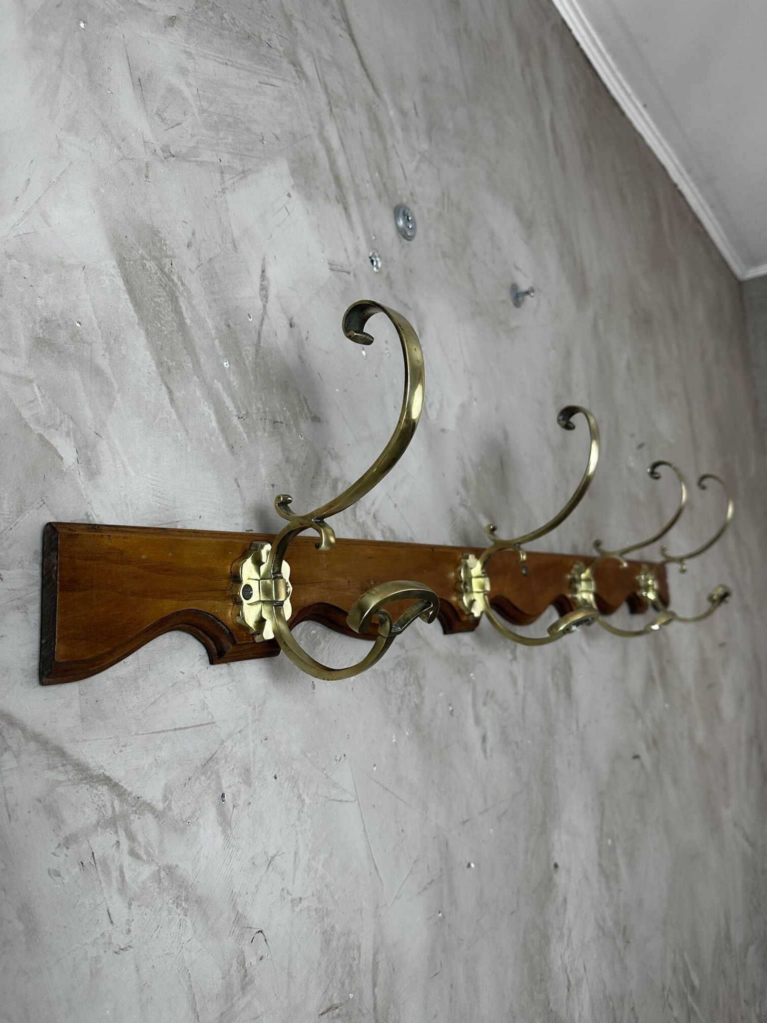 Patère en bois et laiton