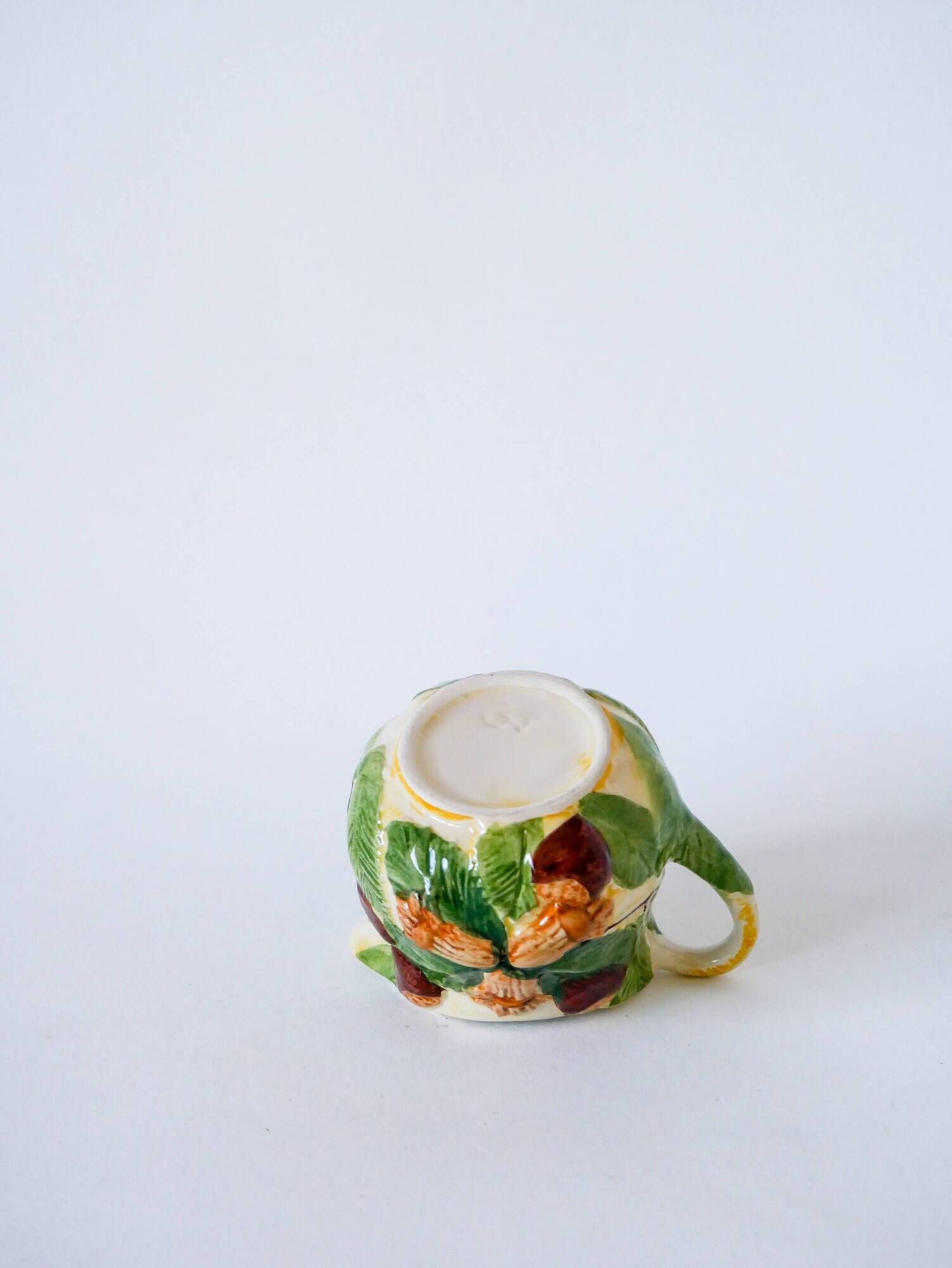 Tea service consisting of a teapot, a milk jug and a numbered hazelnut slip sugar bowl