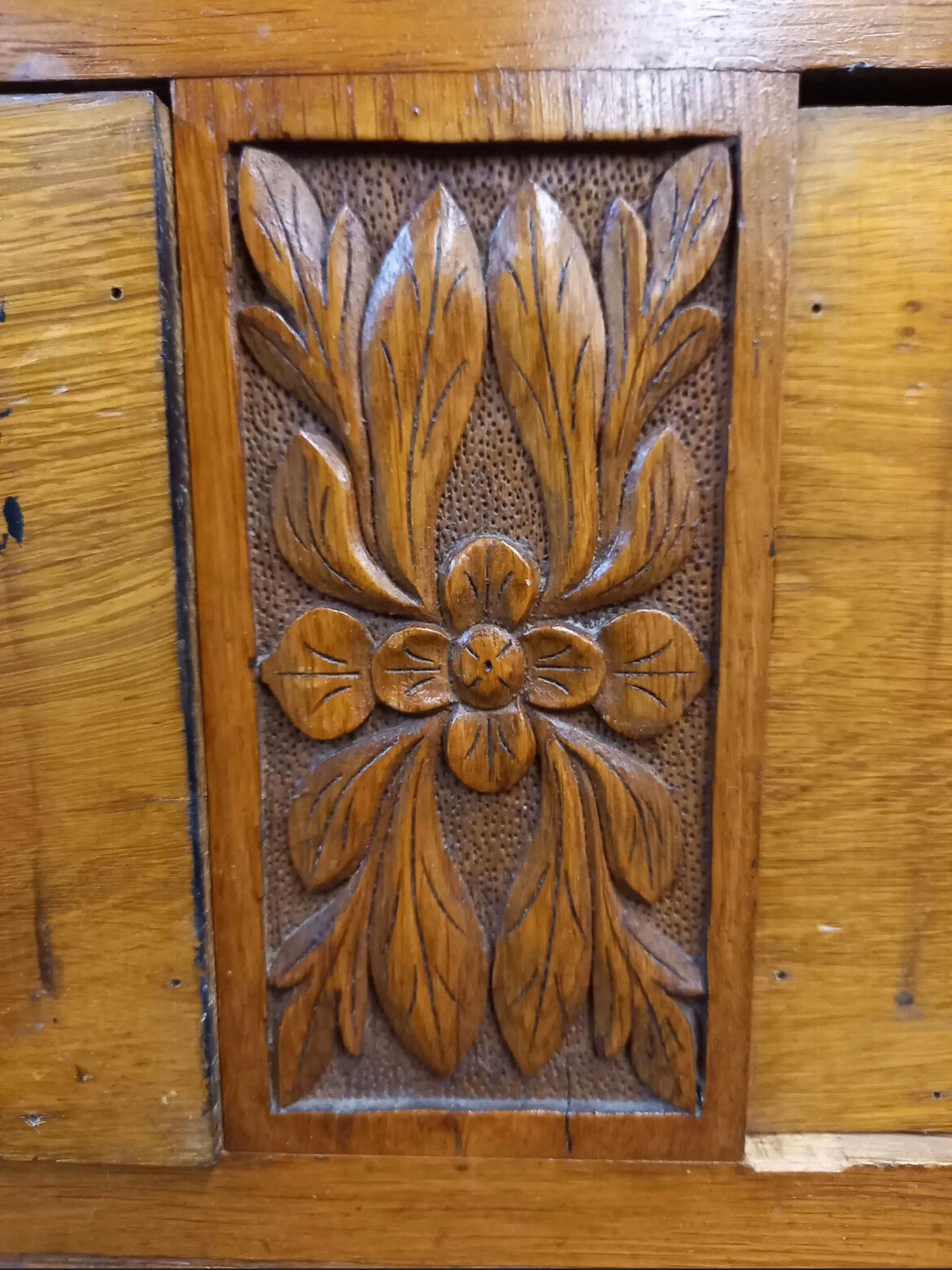 Armoire en chêne sculpté Louis Philippe