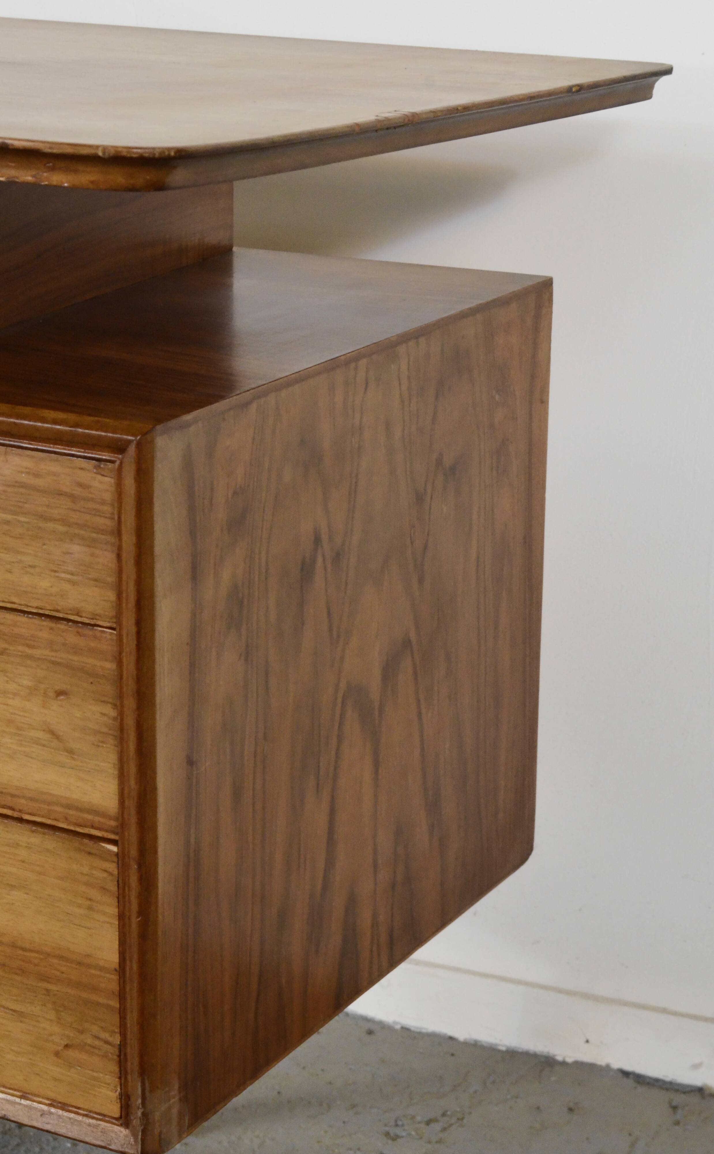 Bureau Alfred Cox du milieu du siècle en noyer et laiton. Style rétro/moderne/da