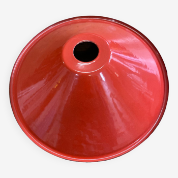 Suspension in red enamelled sheet metal