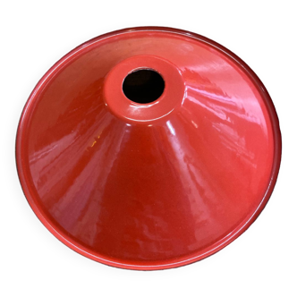Suspension in red enamelled sheet metal