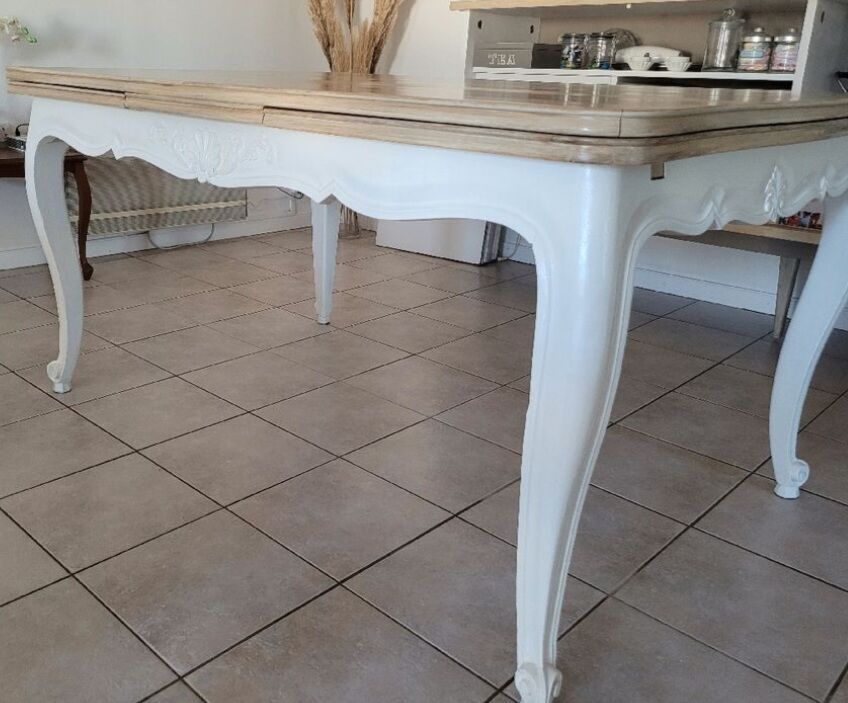 Extendable cherry wood table