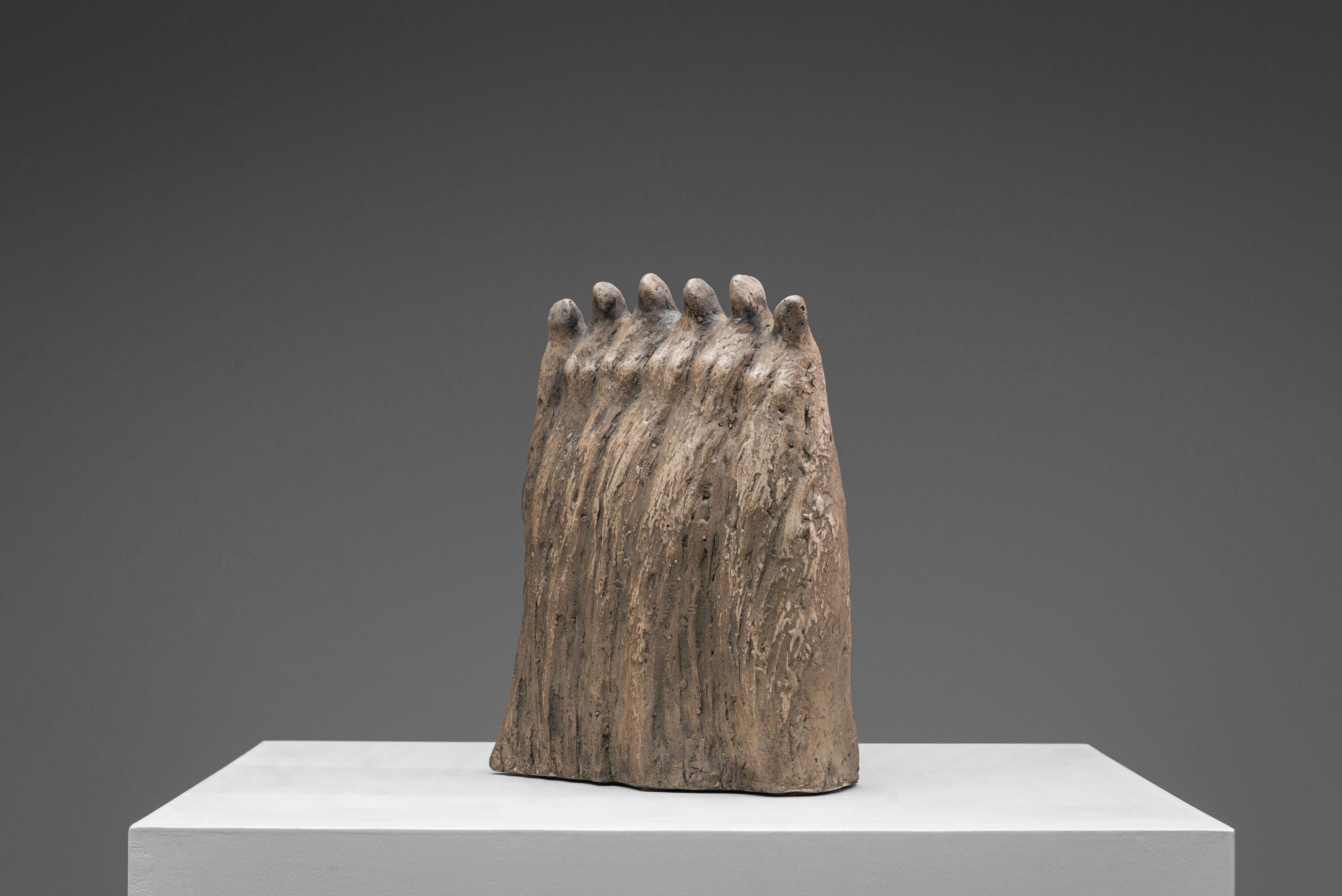 Groupe sculptural abstrait de six figures féminines