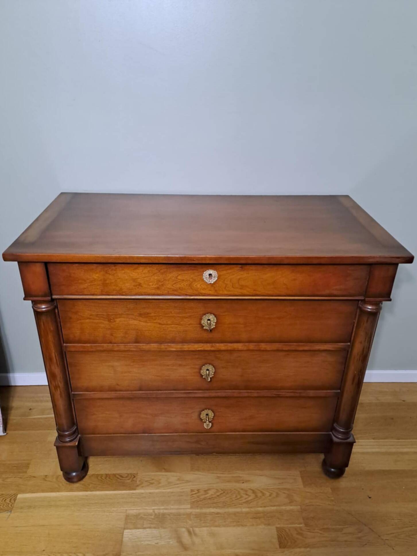 Mahogany chest of drawers