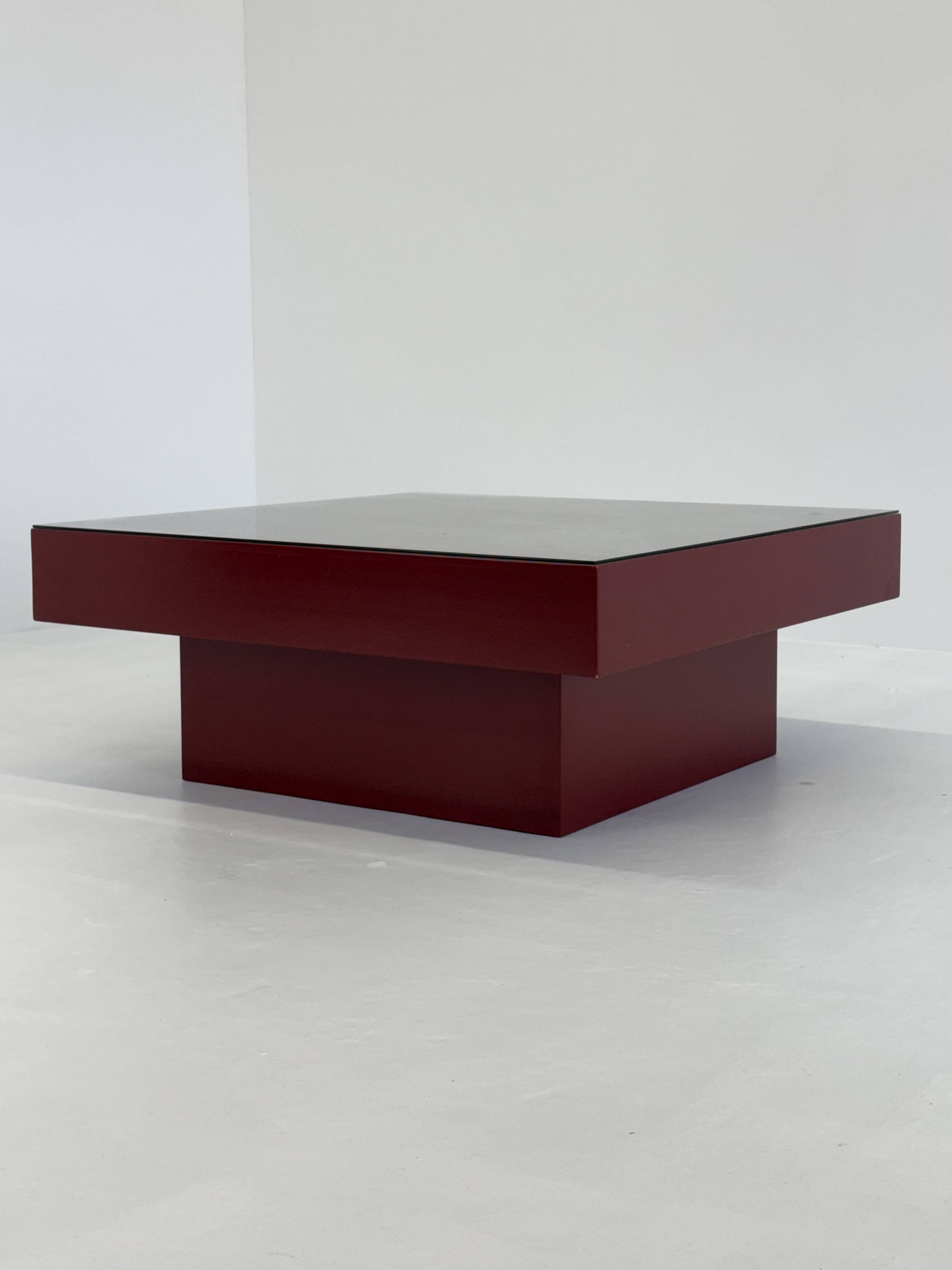 Table basse italienne rouge du milieu du siècle avec plateau en verre