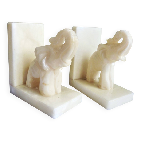 Serre-livres éléphants en albâtre, Paire de serre-livres éléphants.