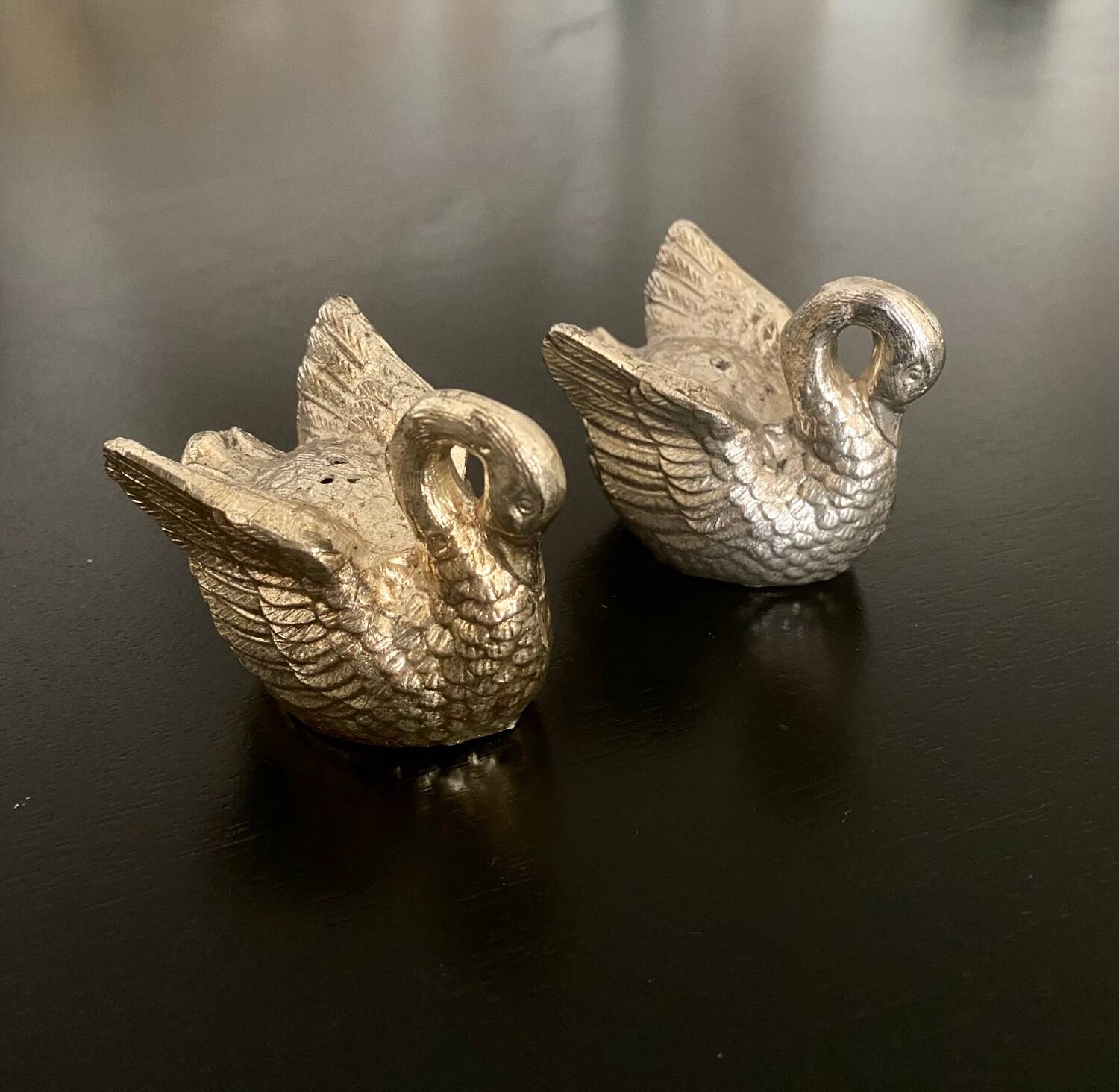 1 pepper pot and 1 swan-shaped metal salt shaker